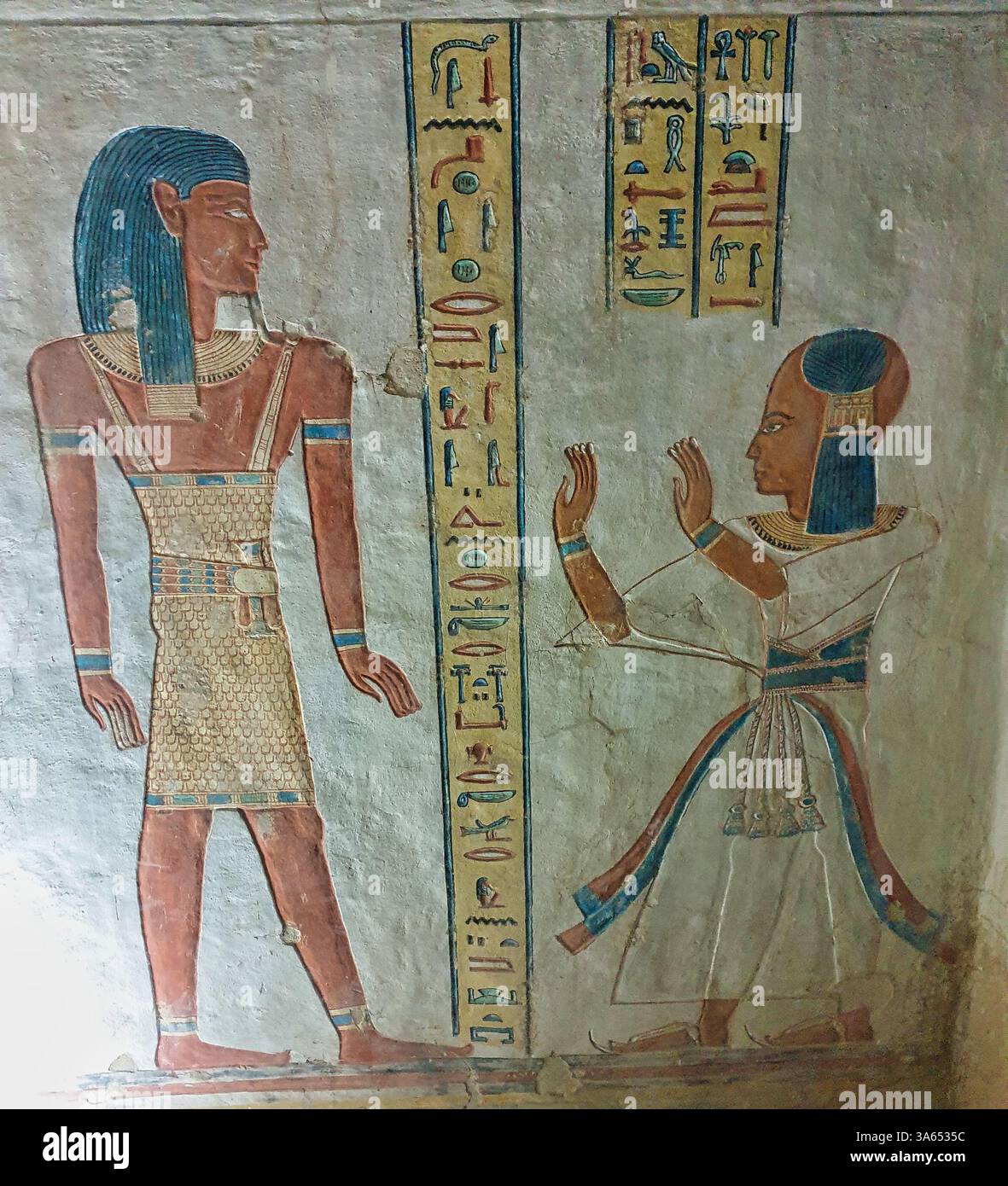 Splendido rilievo murale di Khaemwaset di fronte a Imsety, figlio di Horus, tomba di Khaemwaset, figlio di Pharoah Ramses III, QV44, Valle delle Regine, Luxor, Egitto Foto Stock
