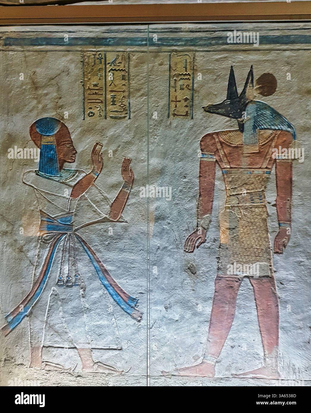 Splendido rilievo murale di Khaemwaset di fronte ad Anubis nella Tomba di Khaemwaset, figlio di Pharoah Ramses III, QV44, Valle delle Regine, Luxor, Egitto Foto Stock