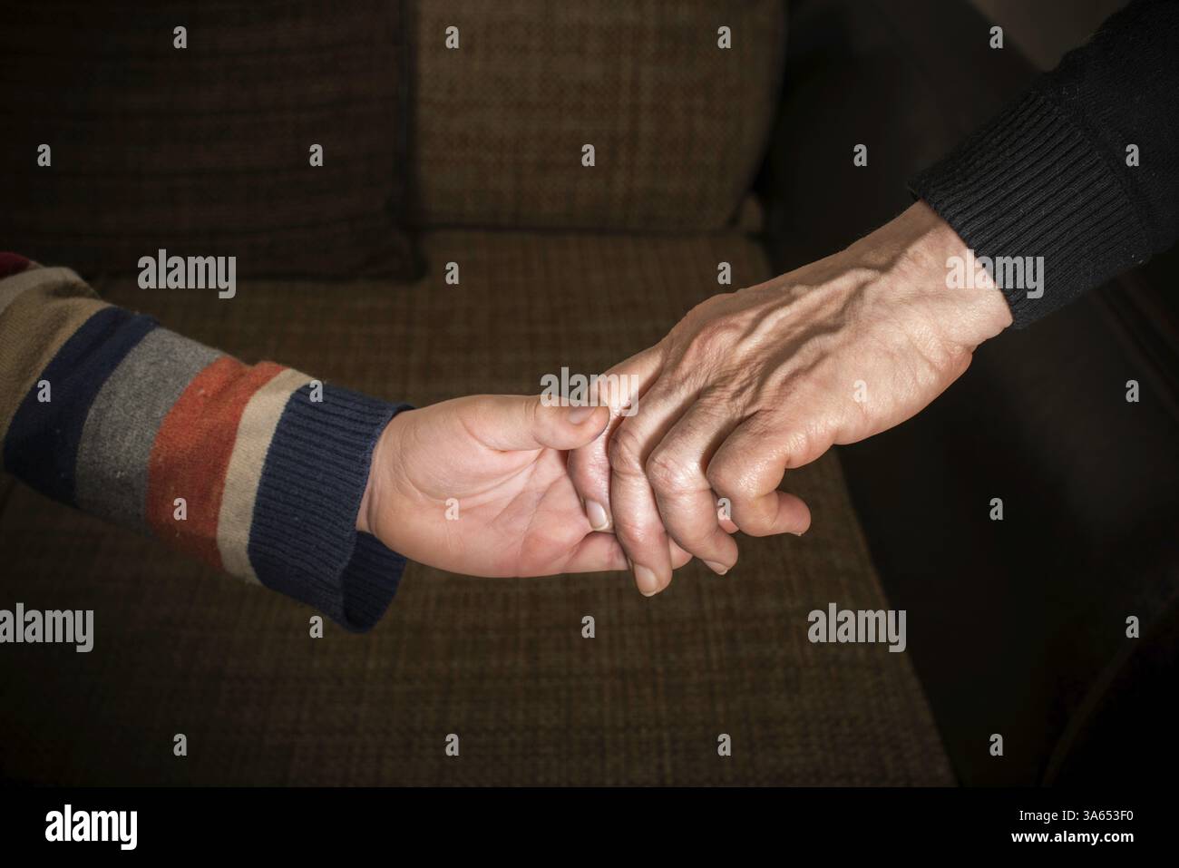 Due mani catturati. Adulto e bambino mano Foto Stock