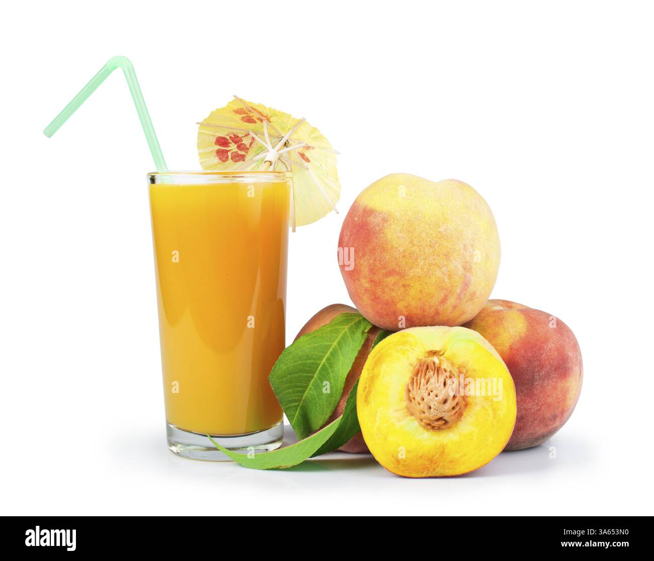 Pesche e bicchiere con shot bianco di succo isolato Foto Stock