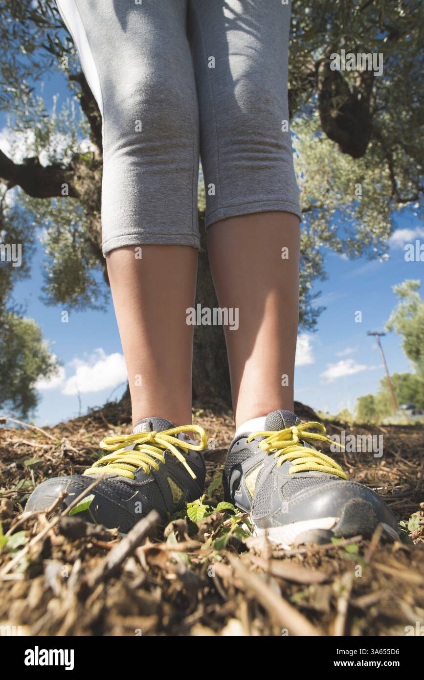 Sport Vestiti donna in un parco. Close up sneakers Foto Stock