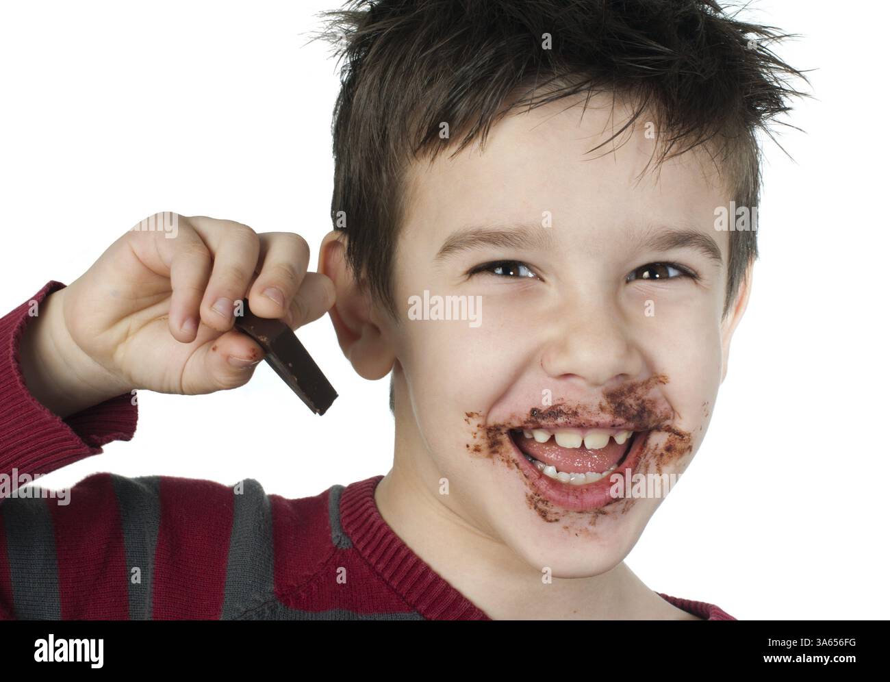 Sorridente kid mangiare cioccolato. Cosparsa colorate con labbra di cioccolato. White isolato Foto Stock