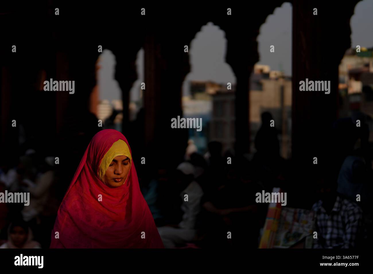 Nuova Delhi, India. 23 marzo 2025. Una donna musulmana indiana prega prima di rompere il digiuno con i pasti Iftar durante il mese santo del Ramadan al Jama Masjid di nuova Delhi. I musulmani di tutto il mondo celebrano il mese sacro del Ramadan pregando durante la notte e astenendosi dal mangiare e bere durante il periodo tra l'alba e il tramonto crediti: SOPA Images Limited/Alamy Live News Foto Stock