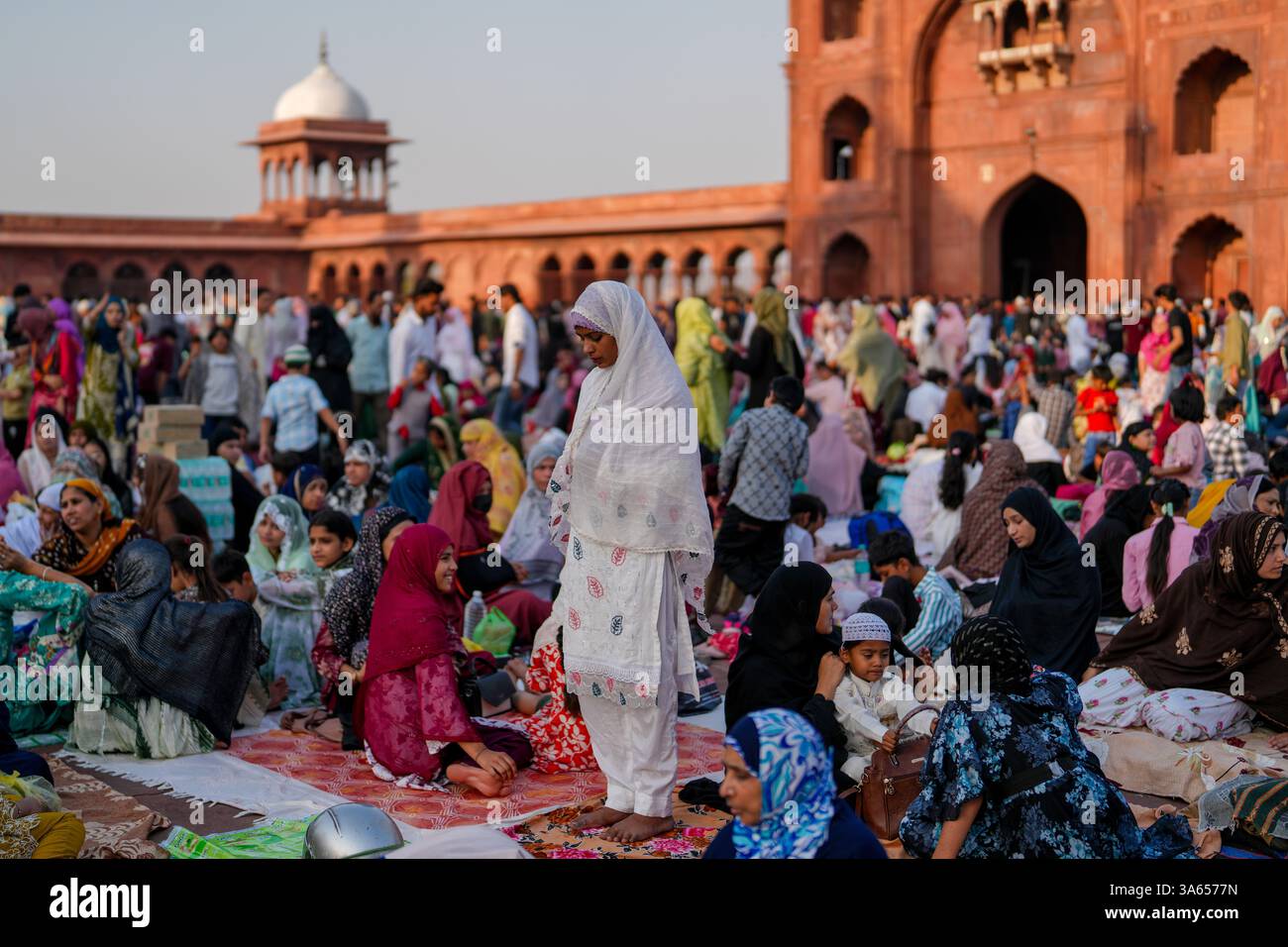 Nuova Delhi, India. 23 marzo 2025. Una donna musulmana indiana prega prima di rompere il digiuno con i pasti Iftar durante il mese santo del Ramadan alla Jama Masjid di nuova Delhi, in India, il 23 marzo 2025. I musulmani di tutto il mondo celebrano il mese sacro del Ramadan pregando durante la notte e astenendosi dal mangiare e bere durante il periodo tra l'alba e il tramonto crediti: SOPA Images Limited/Alamy Live News Foto Stock