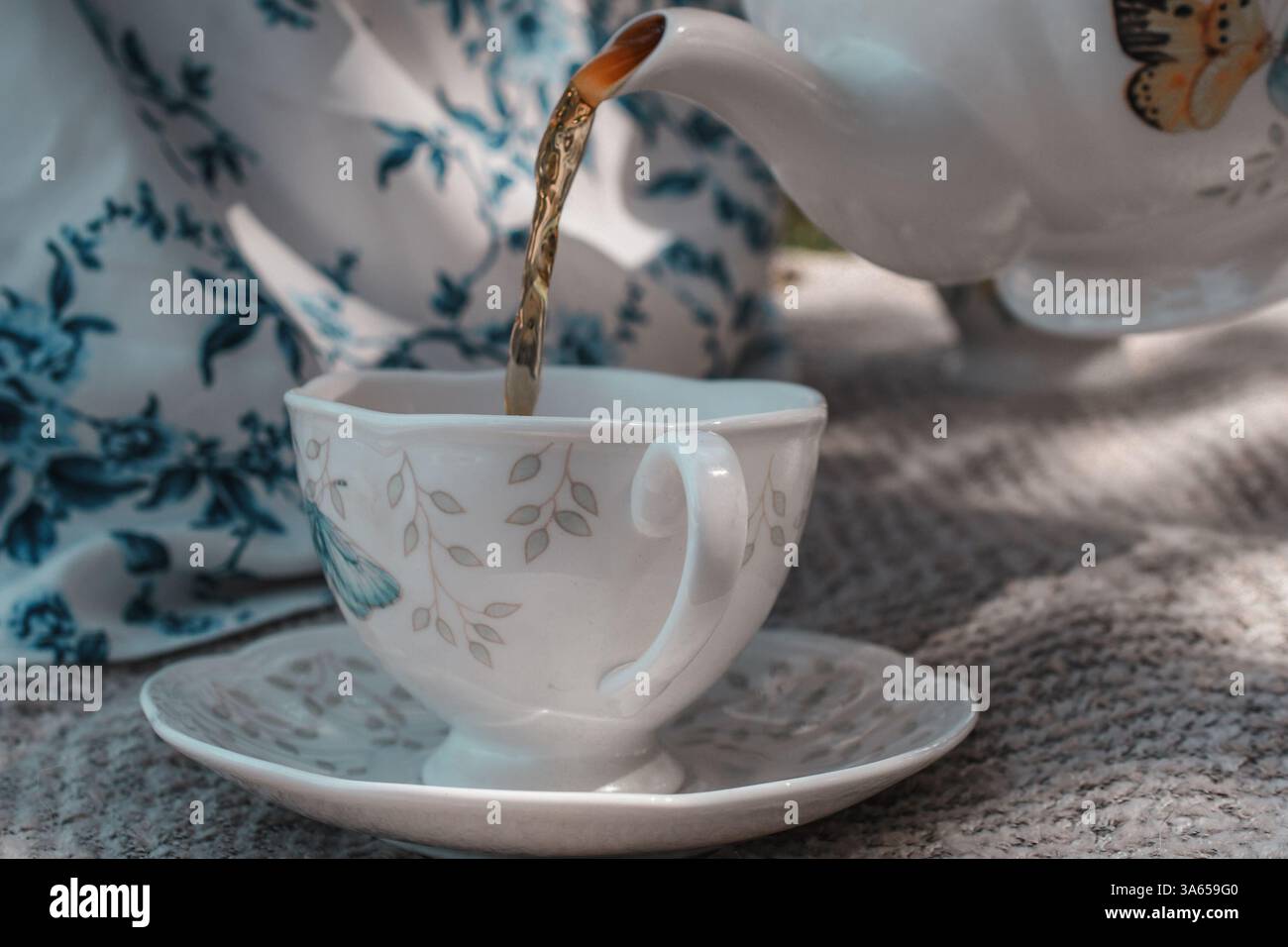Set da tè floreale per una festa primaverile Foto Stock