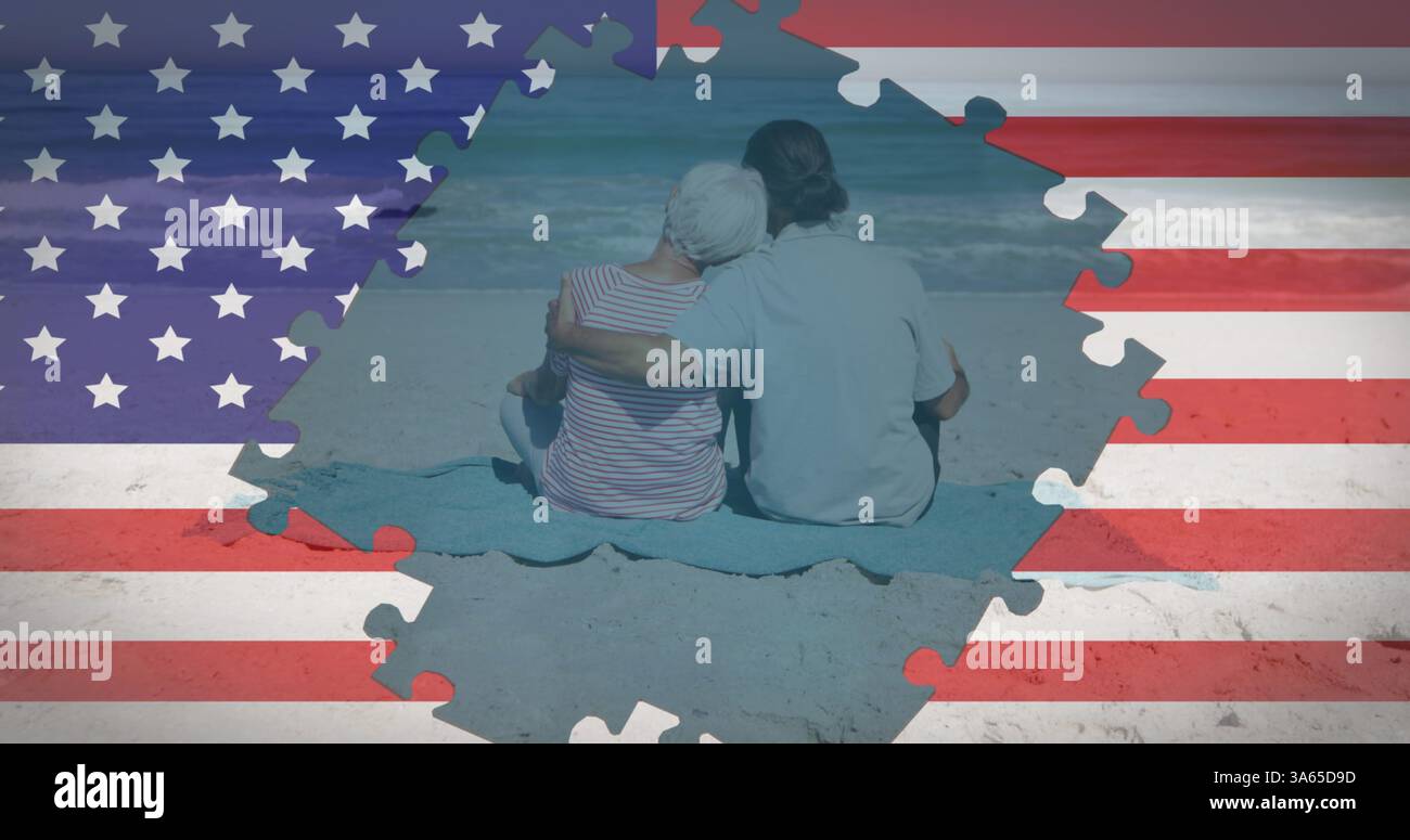 Immagine di puzzle della bandiera americana che rivelano una coppia anziana che abbraccia la spiaggia Foto Stock