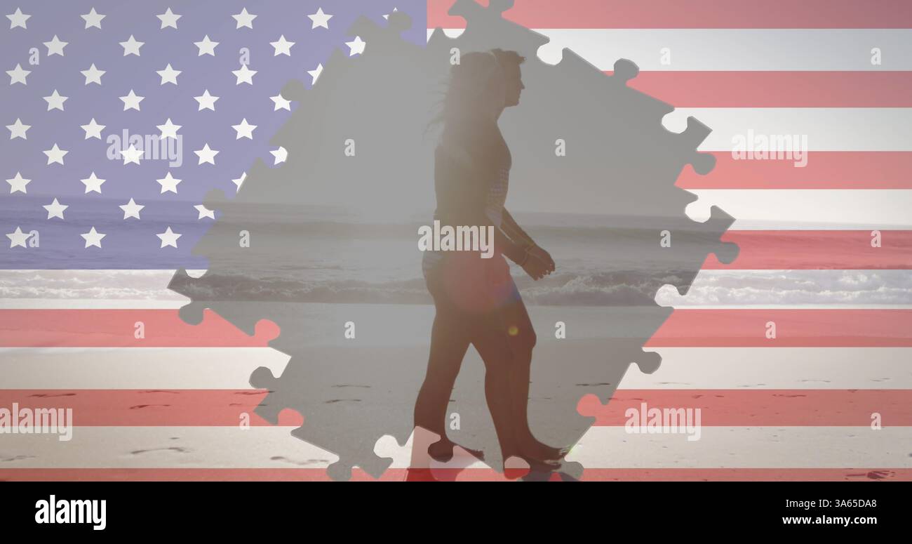 Immagine di fuochi d'artificio e puzzle con bandiera americana che rivelano una coppia che cammina sulla spiaggia Foto Stock