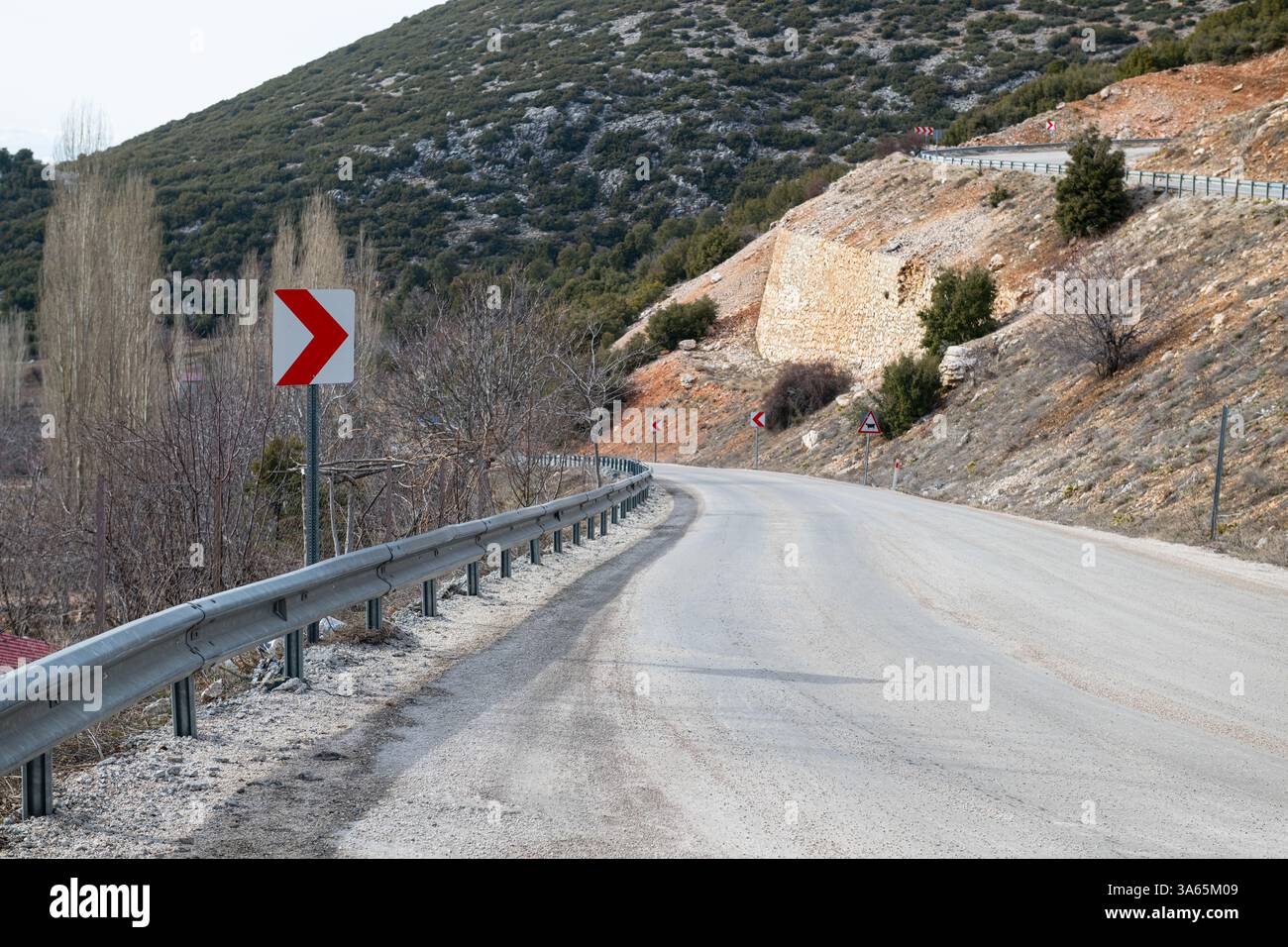 indicazioni stradali per i curve a sinistra e a destra sull'autostrada. Foto Stock