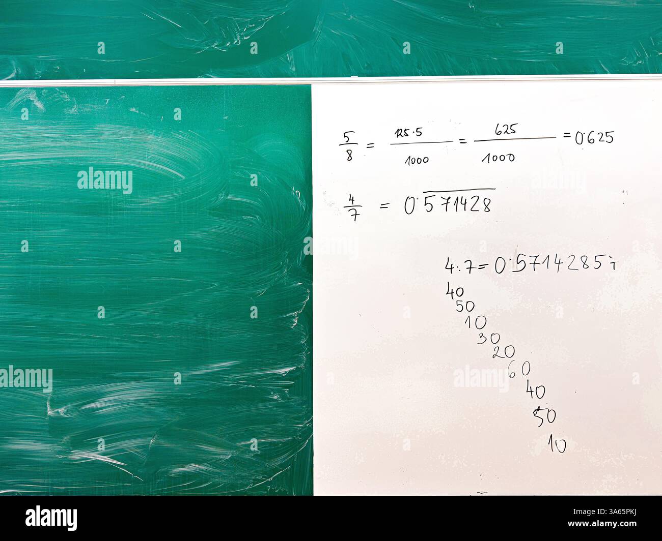 Calcoli matematici su lavagna e lavagna in aula Foto Stock