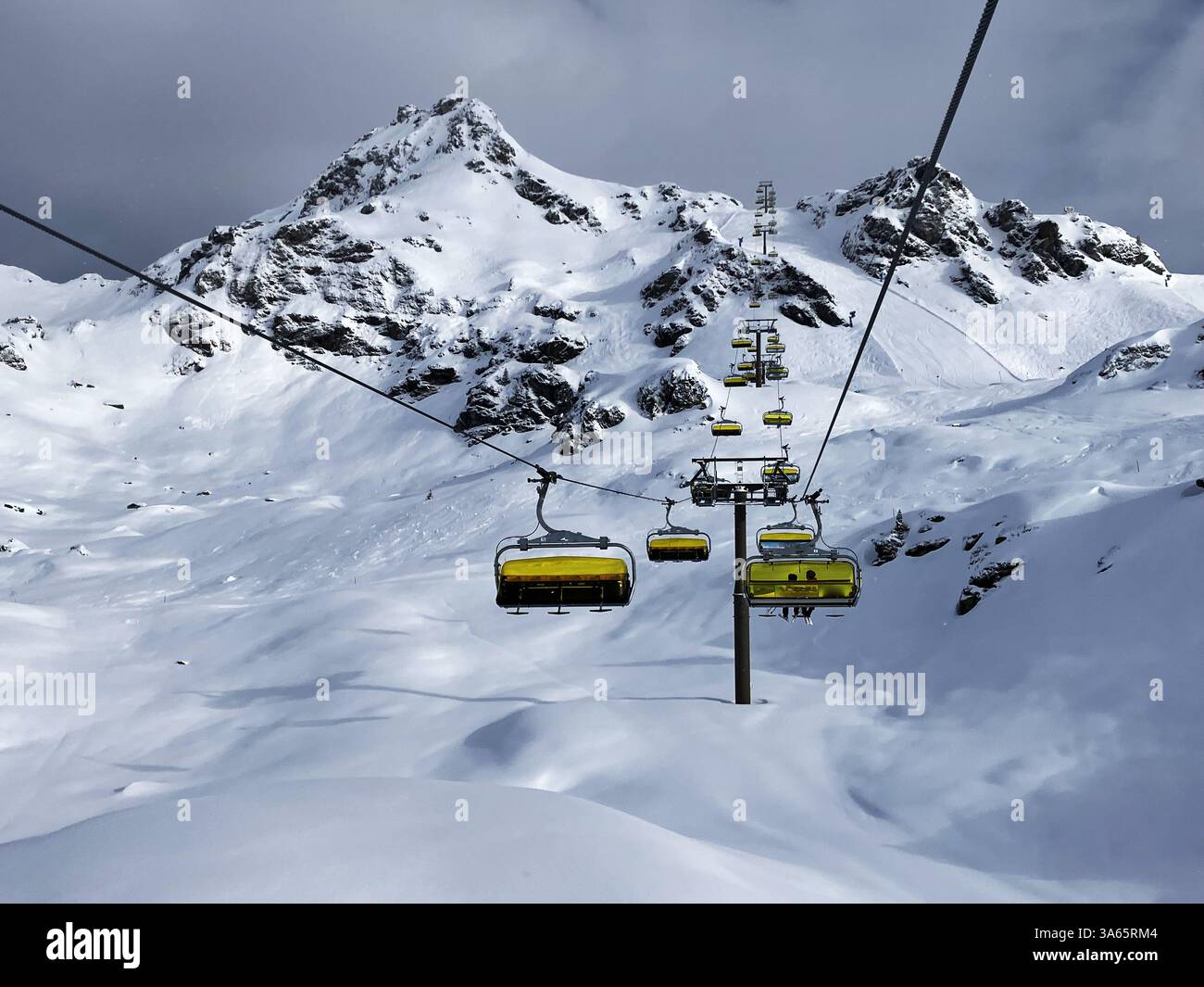 Obertauern, Salisburgo, Austria - stazione sciistica, rifugio, sciatori e piste nelle Alpi austriache Foto Stock