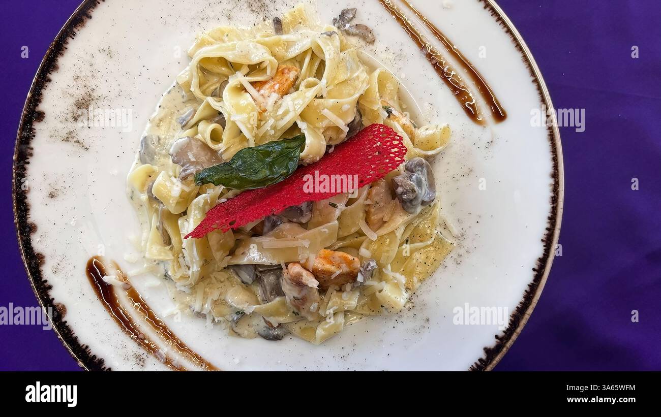 fettucini alfredo a base di pollo, funghi e panna. Foto Stock