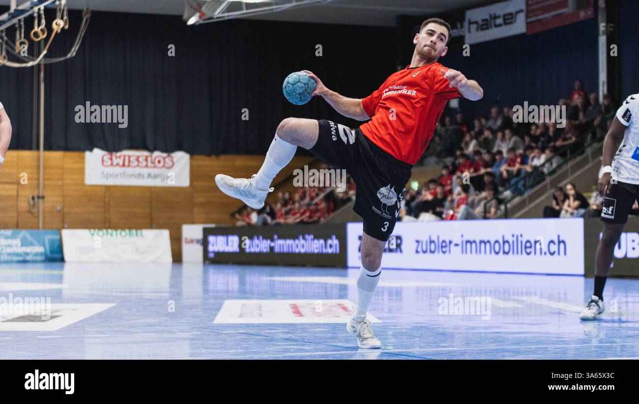 Nikos Sarlos (3 HSC Suhr Aarau) in azione durante la partita Quickline Handballleague tra HSC Suhr Aarau e RTV Basel a Schachenhalle Aarau, Svizzera (Benjamin Faes/SPP) crediti: SPP Sport Press Photo. /Alamy Live News Foto Stock