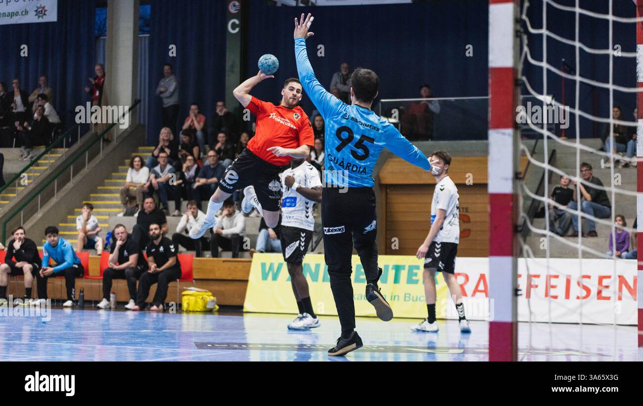 Nikos Sarlos (3 HSC Suhr Aarau) in azione durante la partita Quickline Handballleague tra HSC Suhr Aarau e RTV Basel a Schachenhalle Aarau, Svizzera (Benjamin Faes/SPP) crediti: SPP Sport Press Photo. /Alamy Live News Foto Stock