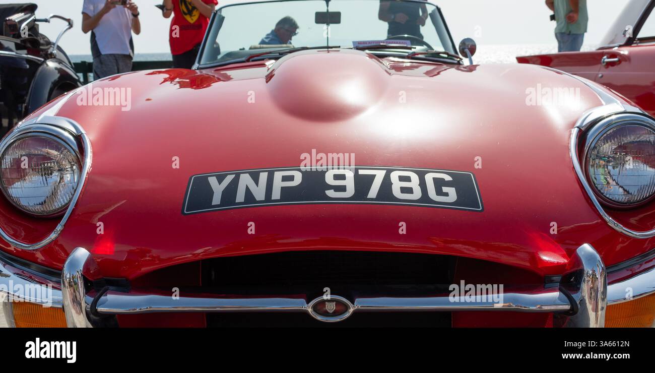 Alimos, Grecia - 19 settembre 2021: Griglia frontale di una vecchia Jaguar e-TYPE d'epoca Foto Stock