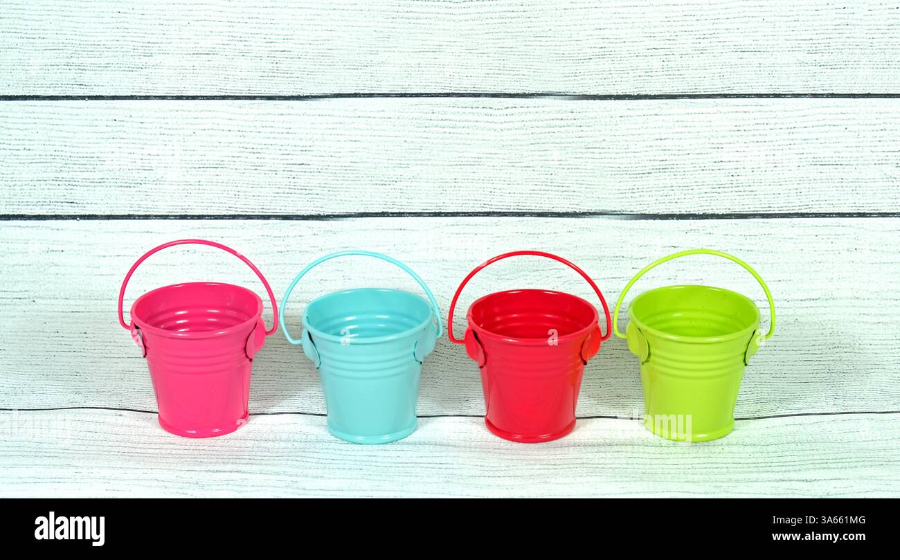 Mini secchi colorati: Perfetti per lo stoccaggio, l'organizzazione e i progetti creativi Foto Stock