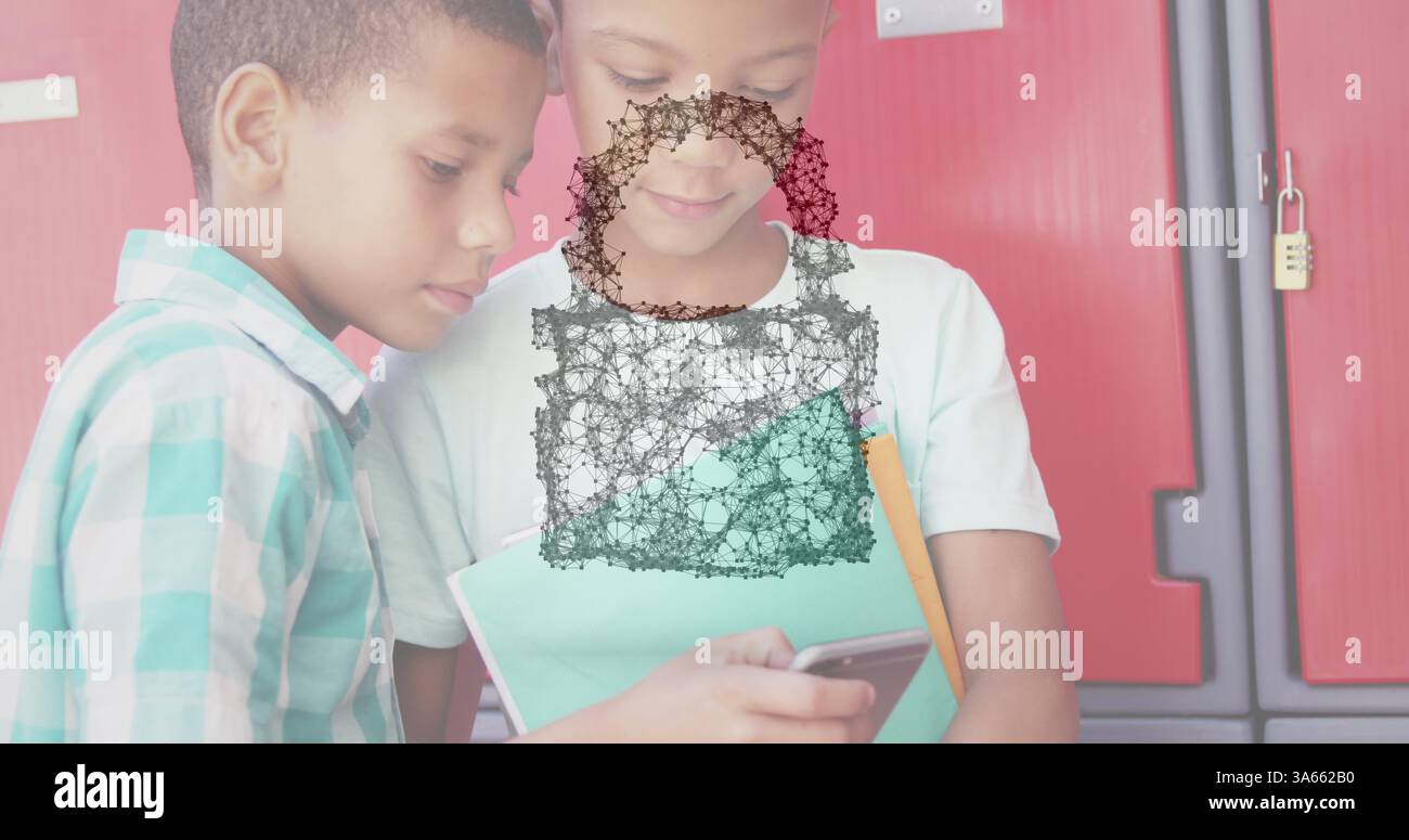 A scuola, due studenti condividono lo smartphone vicino agli armadietti, imparano insieme Foto Stock