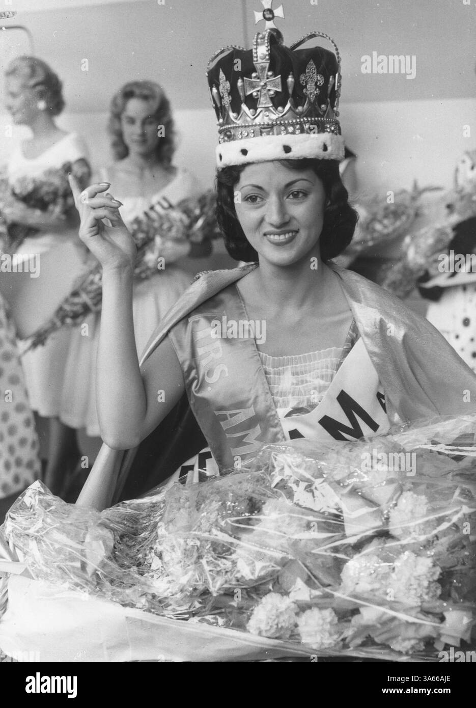 4 luglio 1960 - Londra, Inghilterra, Regno Unito - Sig.ra JEAN SHIRLEY JORNS, ventunenne, di Hong Kong, e moglie di S/Sgt. Carl R. Jorns di Denham, ha vinto il titolo Mrs. Douglas House come militari americani a Londra ha celebrato l'Independence Day al Battersea Festival Gardens. Douglas House è l'American Servicemen's Club di Londra. I concorrenti provenivano da basi americane in tutto il paese. (Immagine di credito: © Keystone Press Agency/ZUMA Press Wire) Foto Stock