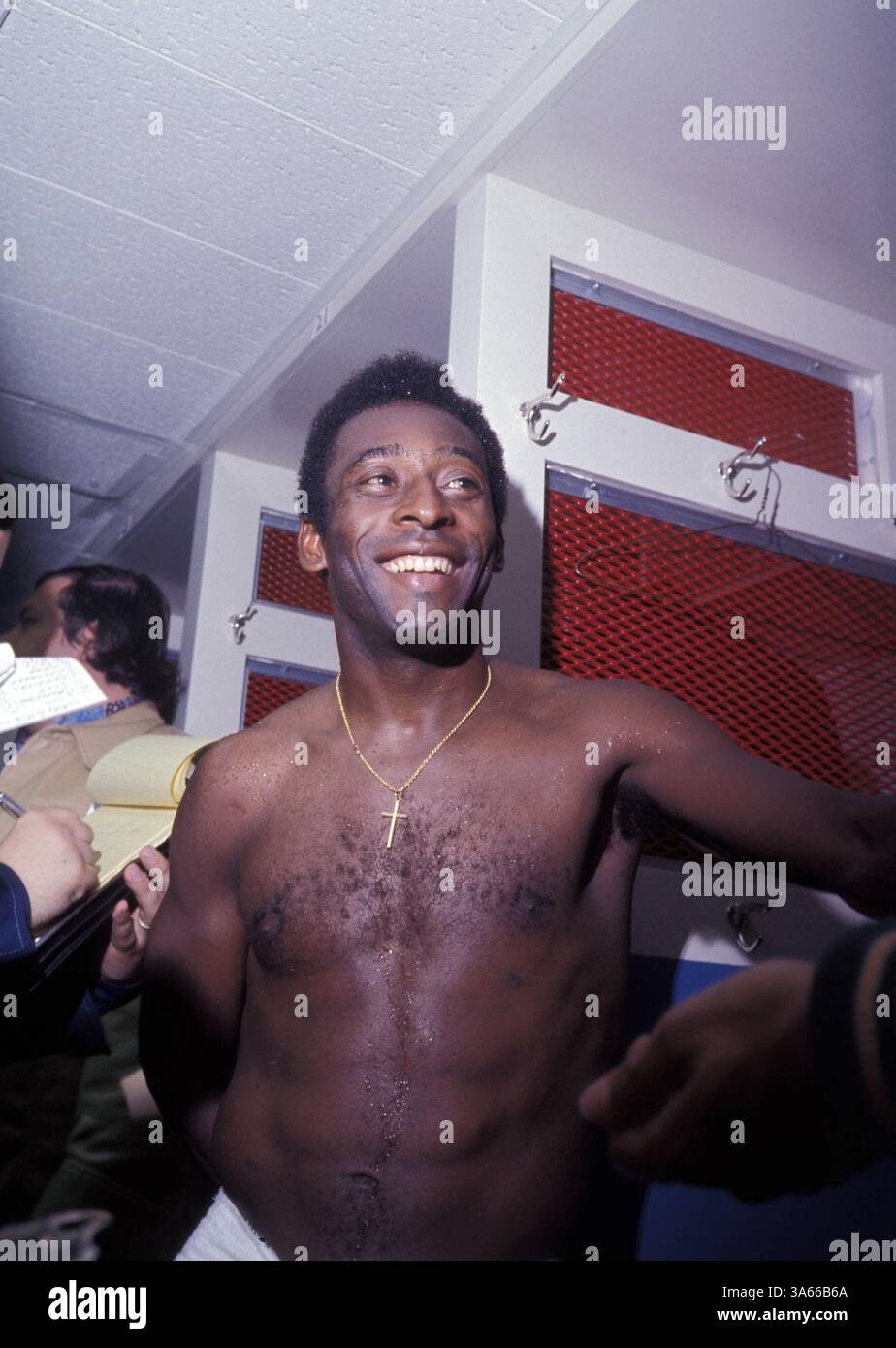 1° ottobre 1977; New York, NY, Stati Uniti; (file foto: data e luogo sconosciuti) la leggenda brasiliana PELE (Edson Arantes do Nascimento), che gioca per il Santos F.C., è davvero il più grande calciatore a giocare al gioco. Foto Stock