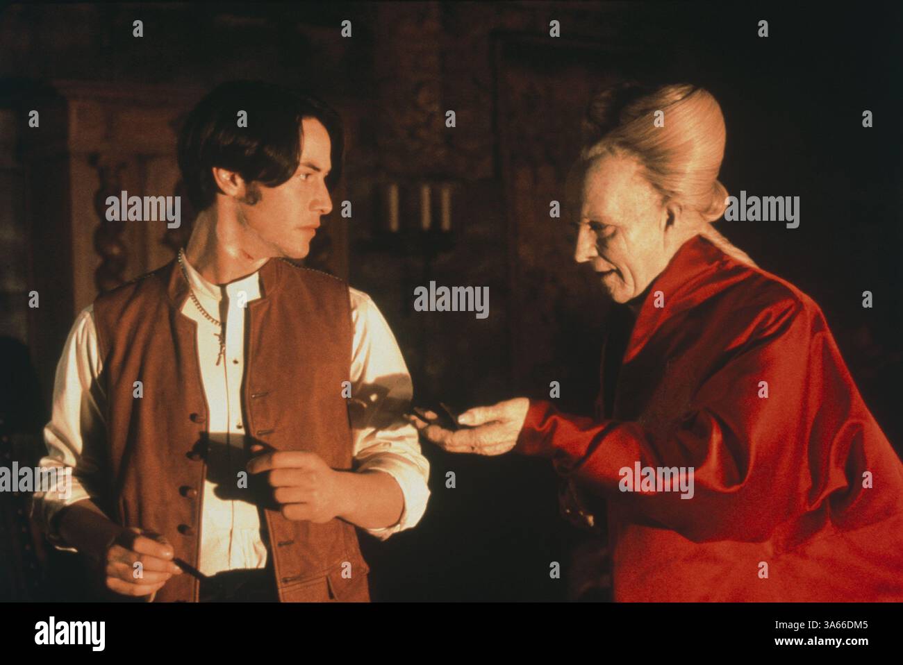 Nov 13, 1992; Hollywood, CA, Stati Uniti d'America; Direttore Francis Ford Coppola e Columbia Pictures portarvi "Bram Stoker's Dracula.' Keanu Reeves è giovane avvocato Jonathan Harker che viene tenuto prigioniero da Dracula ha suonato da Gary Oldman. Foto Stock