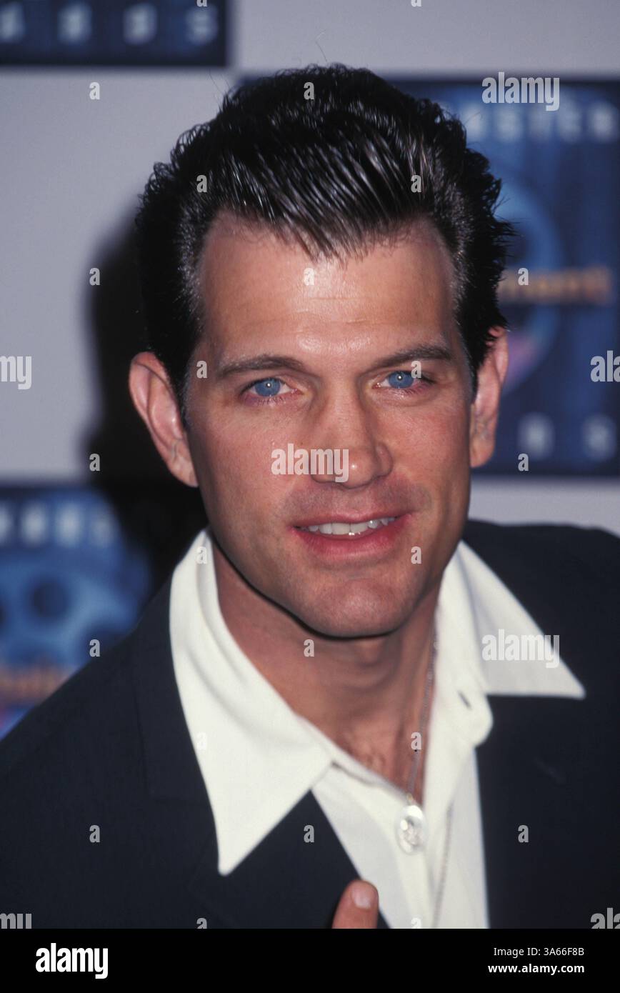 Il cantante CHRIS ISAAK ai Blockbuster Awards 1997 tenuti al Pantages Theatre. Foto Stock