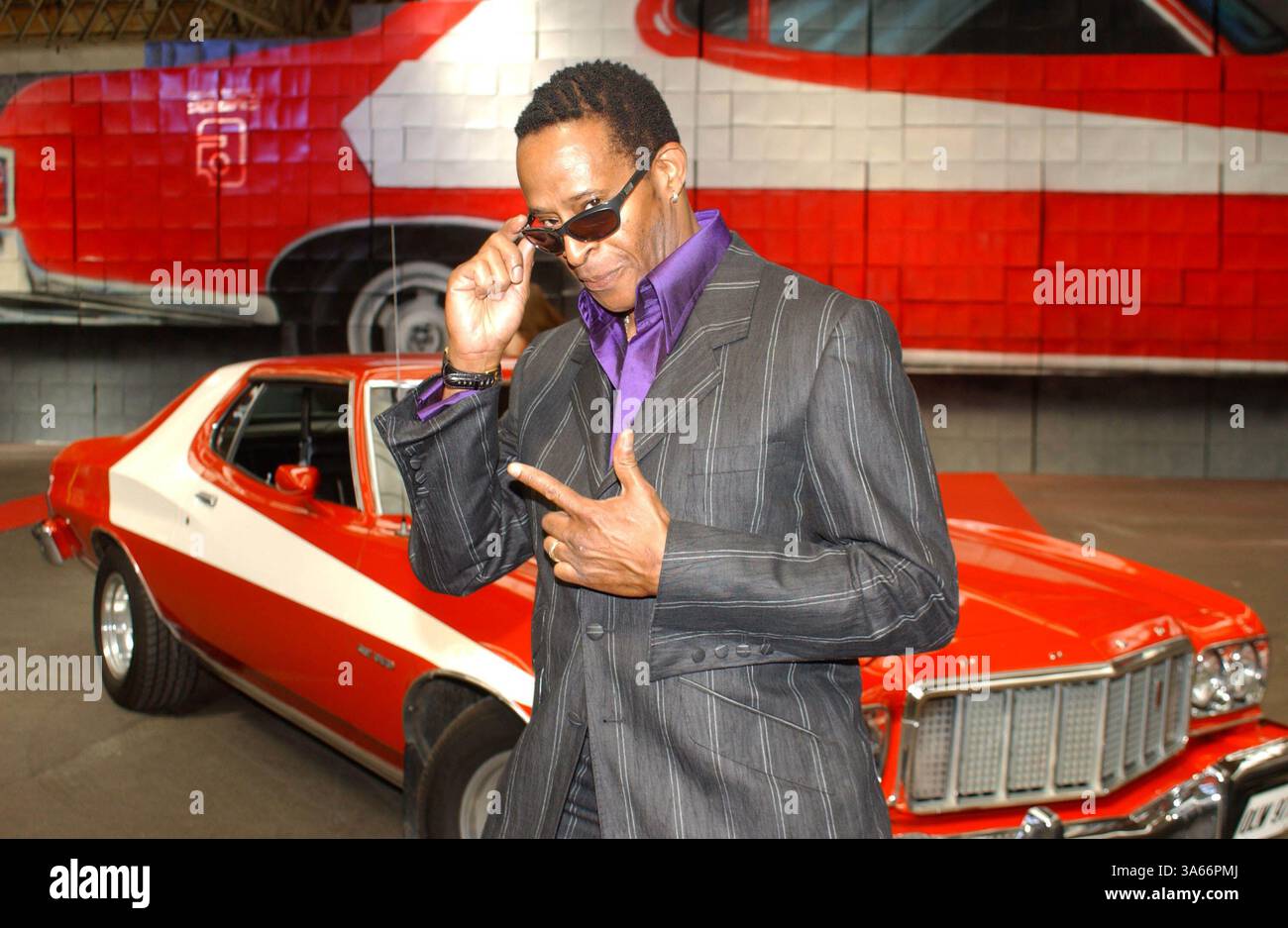 20 giugno 2003 - Londra, Gran Bretagna - Antonio Fargas. L'ex star di Starsky & Hutch Antonio Fargas svela la scultura in cartone della Ford Gran Torino dello show poliziesco per promuovere il videogioco ''Starsky & Hutch''..Spitalfields Marke, Londra.06/20/2003. TIM MATTHEWS/ 2003 A13249.(immagine di credito: © Globe Photos/ZUMAPRESS.com) Foto Stock