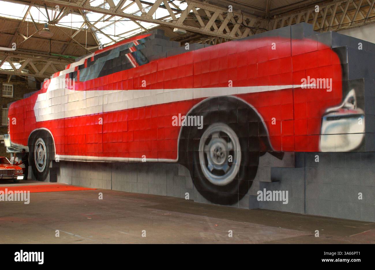 20 giugno 2003 - Londra, Gran Bretagna - Antonio Fargas. L'ex star di Starsky & Hutch Antonio Fargas svela la scultura in cartone della Ford Gran Torino dello show poliziesco per promuovere il videogioco ''Starsky & Hutch''..Spitalfields Marke, Londra.06/20/2003. TIM MATTHEWS/ 2003 A13249.(immagine di credito: © Globe Photos/ZUMAPRESS.com) Foto Stock