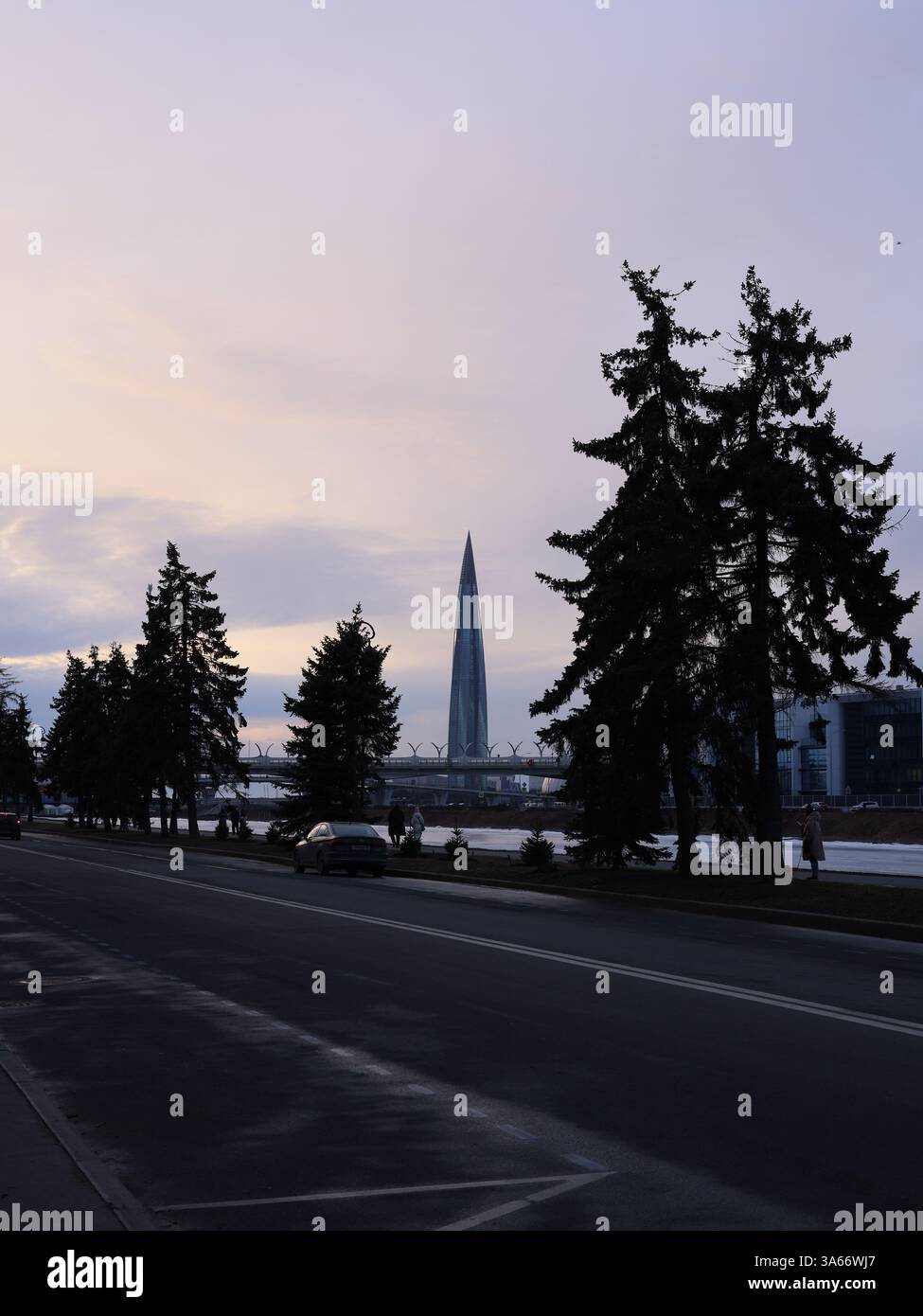 Uno splendido paesaggio urbano al Dusk che mostra architettura moderna e natura Foto Stock