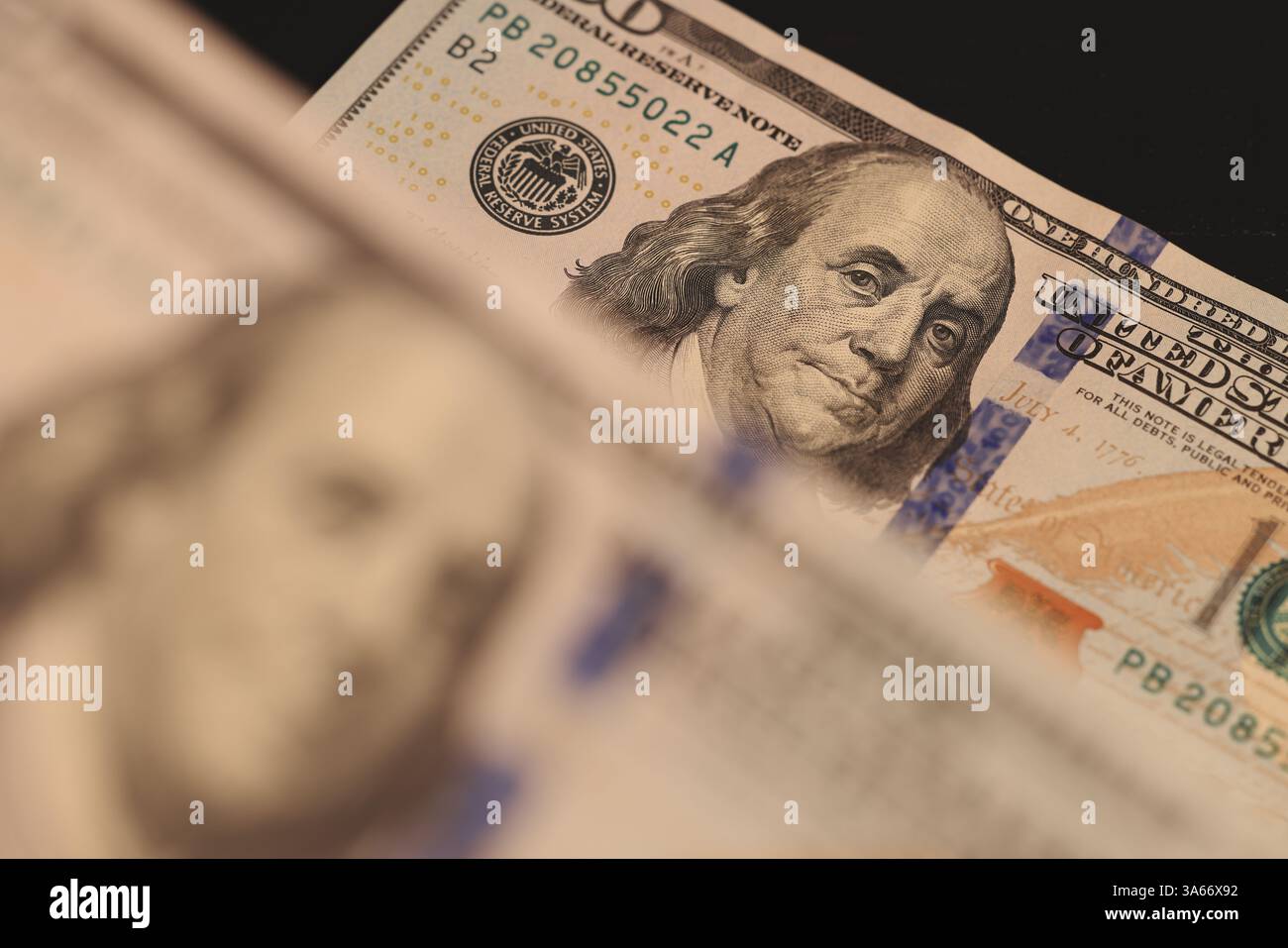 Vista ravvicinata di American 100 Dollar Bills con il famoso ritratto di Benjamin Franklin Foto Stock