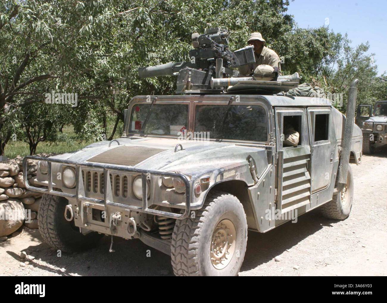 25 maggio 2004; Oruzgan, Afghanistan; Un Humvee del Combined Anti-Armor Team of Battalion Landing Team 1st Bn., 6th Marines, l'elemento da combattimento a terra della 22nd Marine Expeditionary Unit (Special Operations Capable), attende l'ordine di muoversi durante l'operazione BLADE RUNNER, 25-26 maggio 2004. Foto Stock