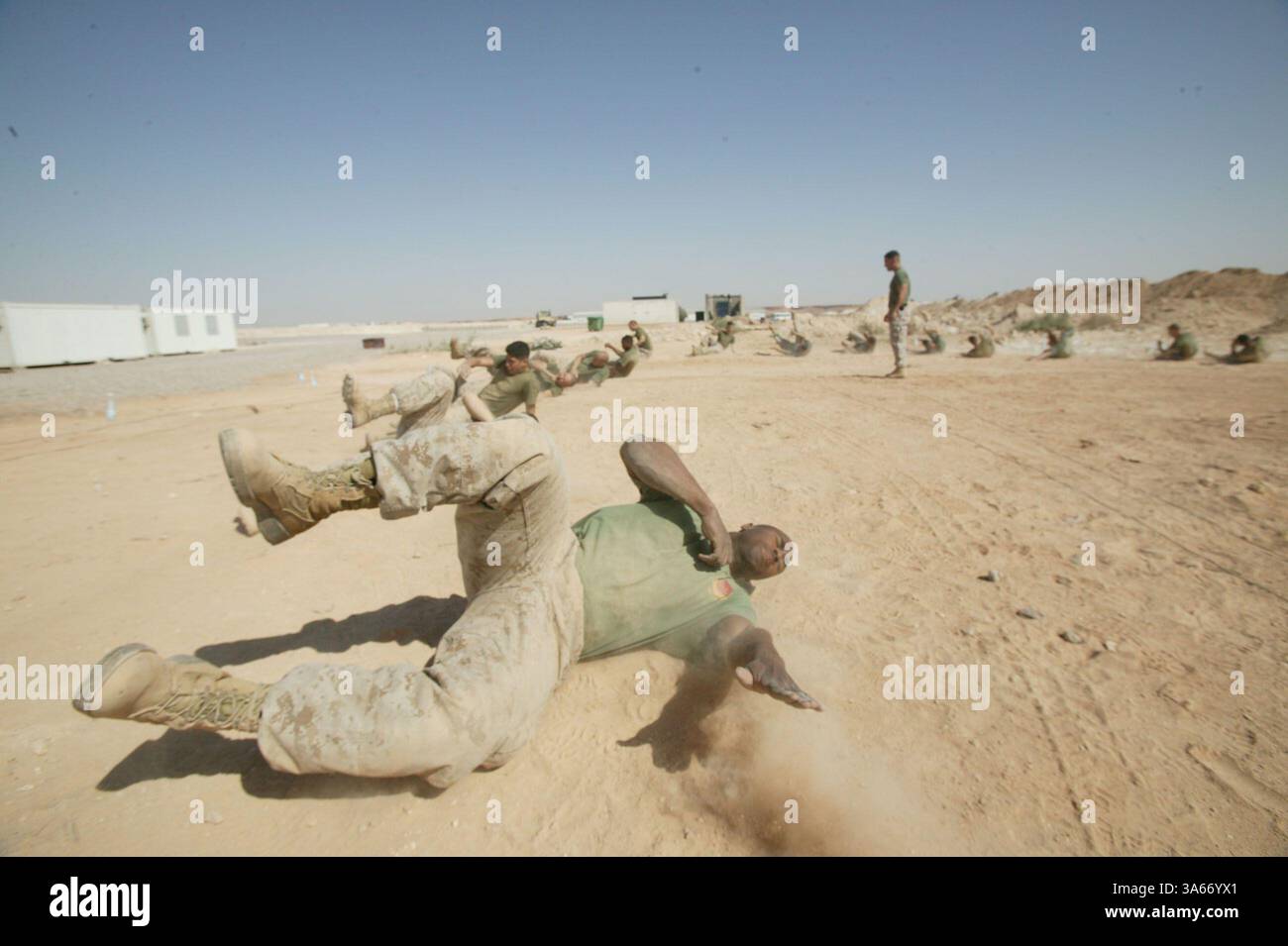 2 giugno 2004; Camp al Asad, Iraq; Lance Cpl. ZACHERY E. EDMONDS, 19 anni, con 2nd Battalion, 11th Marine Regiment, riprende lo sporco dopo aver dimostrato una caduta durante un addestramento alle arti marziali del corpo dei Marines. Foto Stock