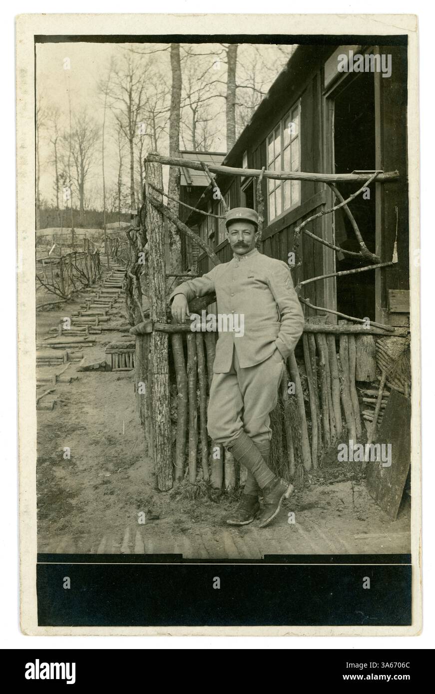 Cartolina originale dell'era della prima Guerra Mondiale del bel soldato francese, e Jacquet, che indossa un'artiglieria militare? Uniforme, fuori da una rustica capanna / alloggi dietro le linee di Aisne, sul fronte occidentale, in Francia. Indossa dei baffi impressionanti! Mandato a sua moglie dal fronte. Questa cartolina è datata 7 aprile 1917 (sabato Santo) (Pasqua) inviata a Boulogne-sur-Seine, (ora Boulogne-Billancourt) Parigi, Francia Foto Stock