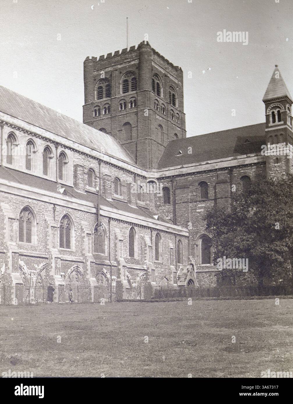 St. Albans, Hertfordshire, Inghilterra: Cattedrale di St. Albans, inclusa la torre centrale. La cattedrale è rinomata per la sua splendida architettura normanna e l'importanza storica. Da un album di fotografie degli anni '20, prevalentemente di moda britannica e storia sociale. Le foto originali erano principalmente di circa 3 x 2 pollici, con tonalità seppia e scattate da un buon fotografo amatoriale. Foto Stock