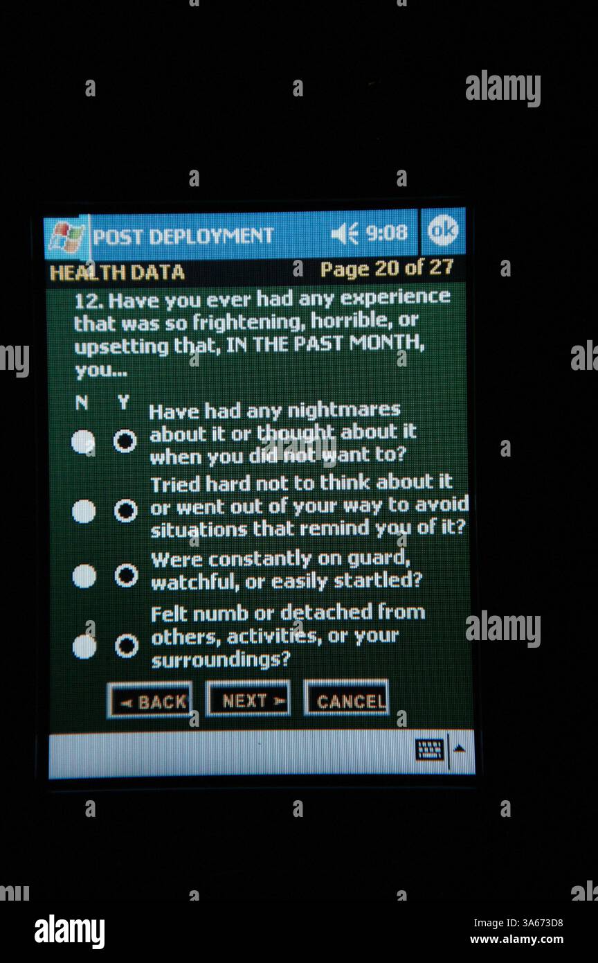 3 settembre 2004; Camp Taqaddum, Iraq; Camp Taqaddum, i Marines di ritorno completano un questionario il 3 settembre 2004, volto a identificare possibili problemi di salute mentale e fisica che potrebbero essersi sviluppati durante il loro dispiegamento in Iraq. Alcune domande aiutano a identificare le persone che potrebbero voler parlare con uno dei medici. Circa l'1% delle truppe mostra segni di stress da combattimento durante un Foto Stock