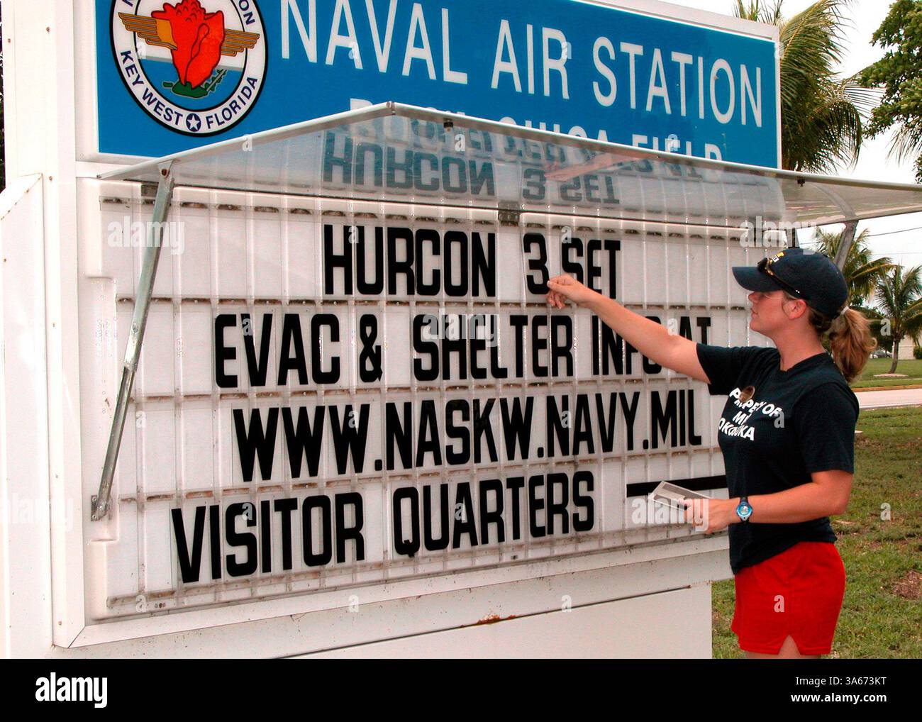 3 settembre 2004; Key West, Florida, Stati Uniti; Mackenzie George, direttore atletico della Naval Air Station (NAS) Key West MWR, aggiorna il marchese al Boca Chica Field della NAS Key West mentre la stazione passa da Condition of Readiness (COR) 4 a COR 3. Avvicinandosi agli uragani in genere costringe le persone a lasciare le Keys, ma non Frances. La pista prevista della tempesta ha molti residenti della Florida che pensano di spostarsi verso sud per evitare la furia di Frances. NAS Key West, Flag., si prepara ad assistere famiglie militari e aerei governativi provenienti da tutta la Florida che evacuano prima dell'arrivo di Frances. Foto Stock