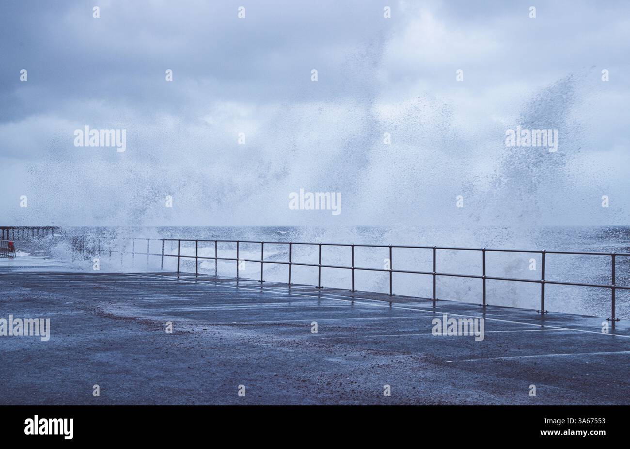 Onde di tempesta che si infrangono sul muro di mare a Teignmouth, Devon Foto Stock