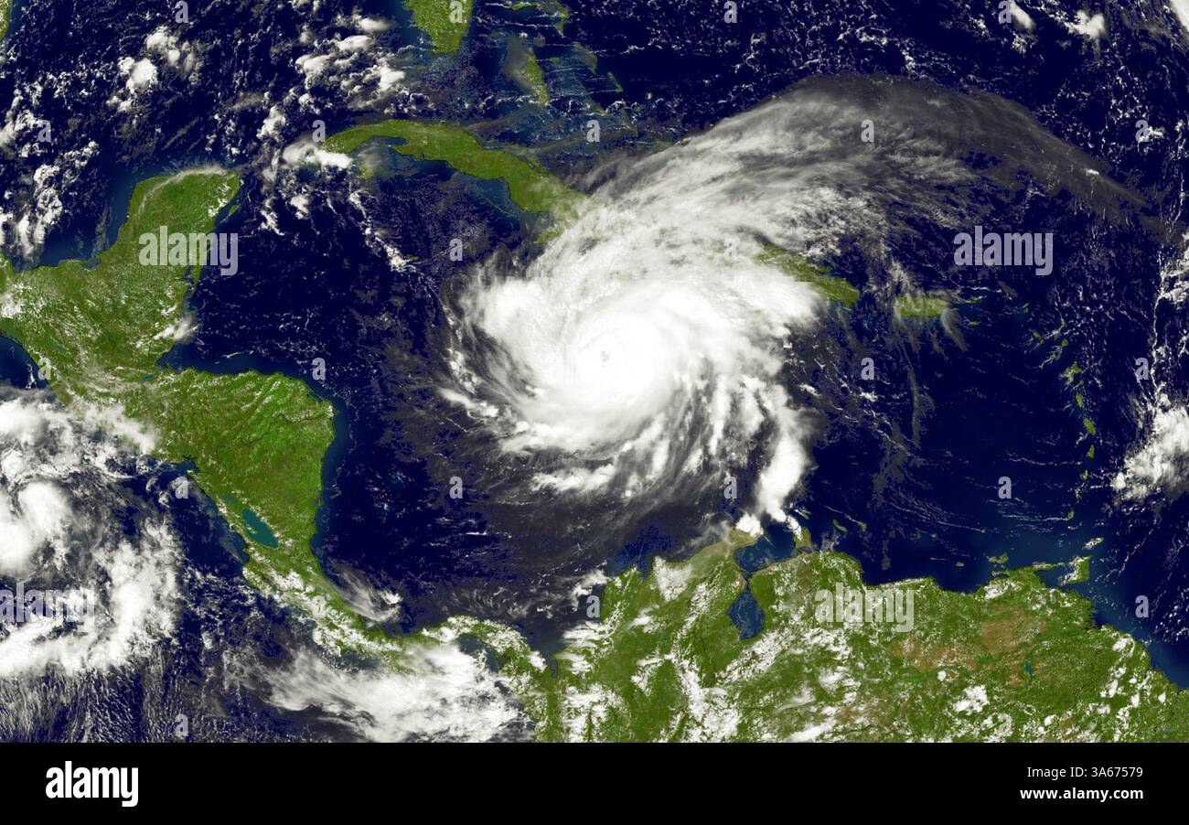 10 settembre 2004; Miami, FL, USA; L'URAGANO IVAN raggiunge lo status di Categoria 4 sulla scala dell'uragano Saffir-Simpson, che si estende appena a sud di Cuba e copre completamente la Giamaica. L'uragano Ivan si è abbattuto sulla Giamaica venerdì, minacciando un colpo diretto sulla sua capitale densamente popolata dopo aver devastato Grenada e aver ucciso almeno 33 persone. Foto Stock