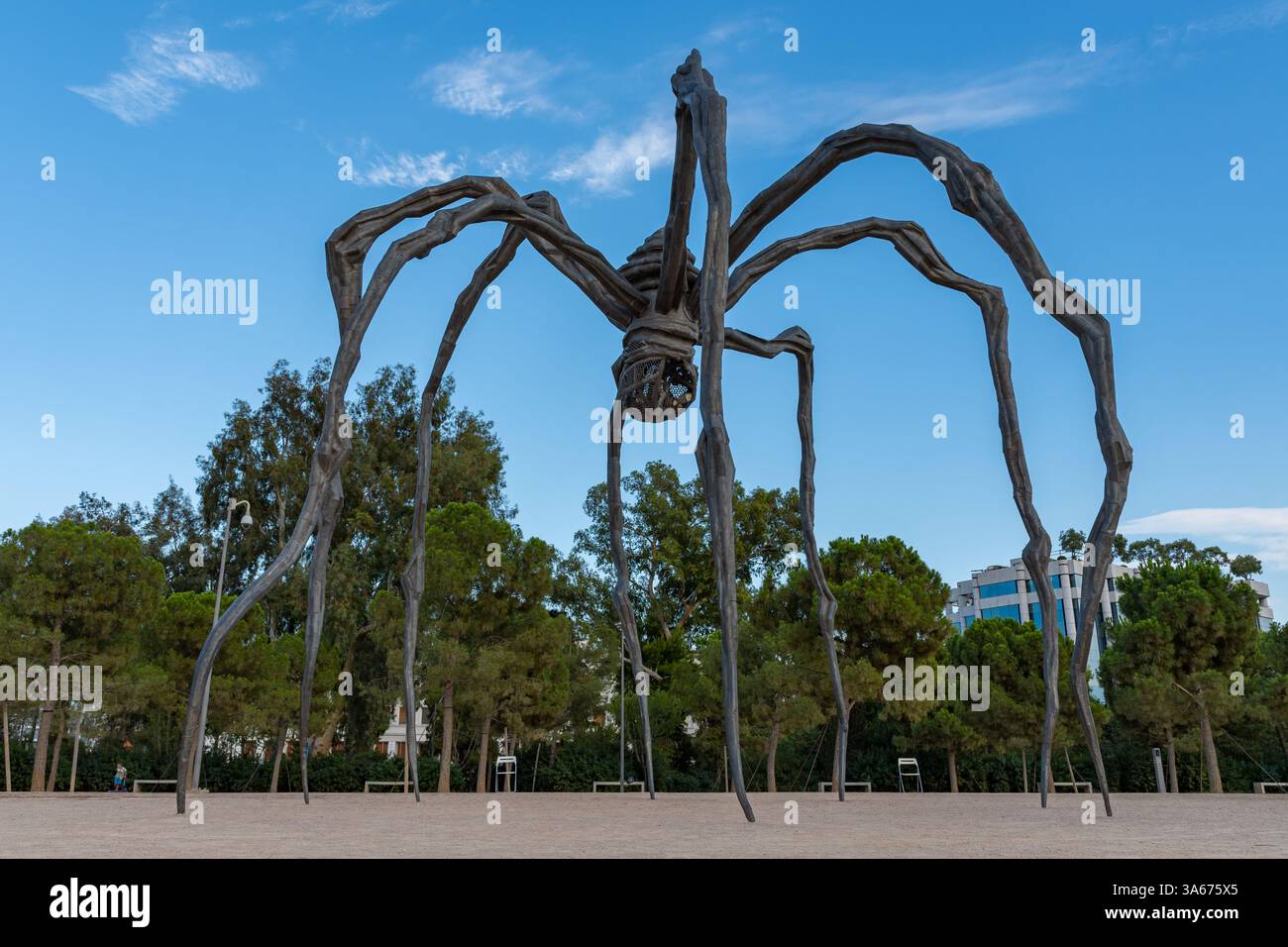 Atene, Grecia - 13 luglio 2022: Scultura mamana dell'artista Louise Bourgeois presso il Centro culturale della Fondazione Stavros Niarchos Foto Stock
