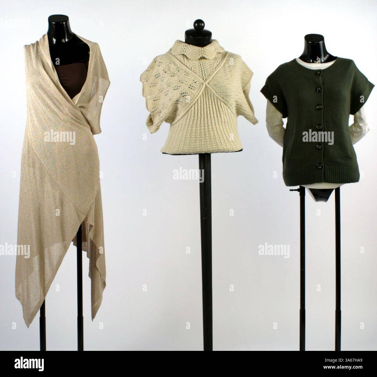 24 luglio 2008 - da sinistra: Scialle Tan con maniche a campana ($79 a Bebe), dolcevita con maniche a campana Beige ($128 a Anthropologie) e maglione misto cashmere Green Michael Stars ($150 a Mister Guy for Women, 314-991-5262). (Brittanie Williams/St. Louis Post-Dispatch/MCT) (immagine di credito: © Brittanie Williams/MCT/ZUMAPRESS.com) Foto Stock