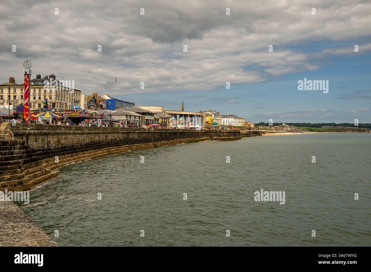 Divertimenti lungo la Royal Prince's Parade, visti dal North Pier di Bridlington. Foto Stock