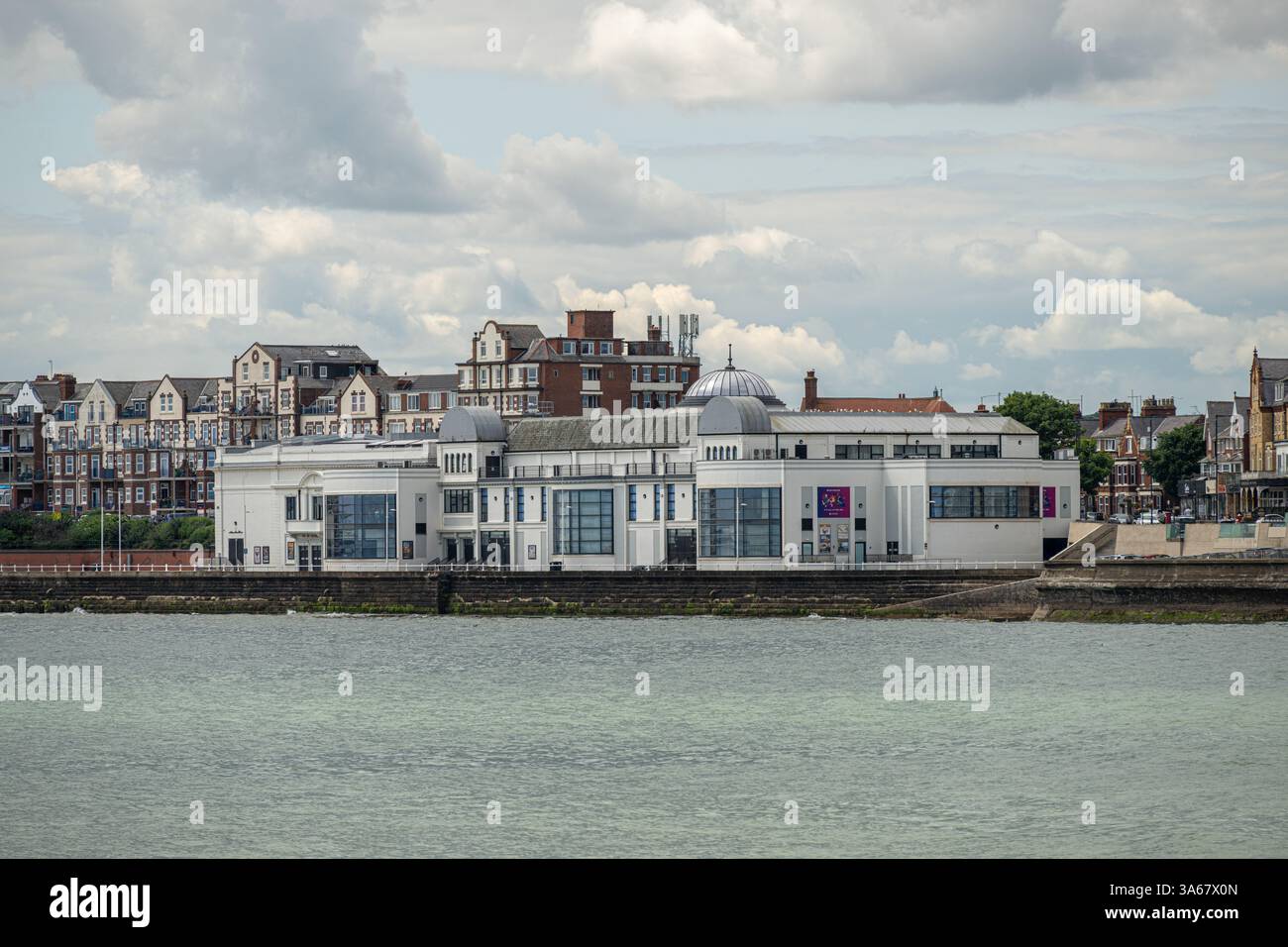 Lo Spa Theatre Bridlington visto dal North Pier. East Yorkshire, Regno Unito Foto Stock