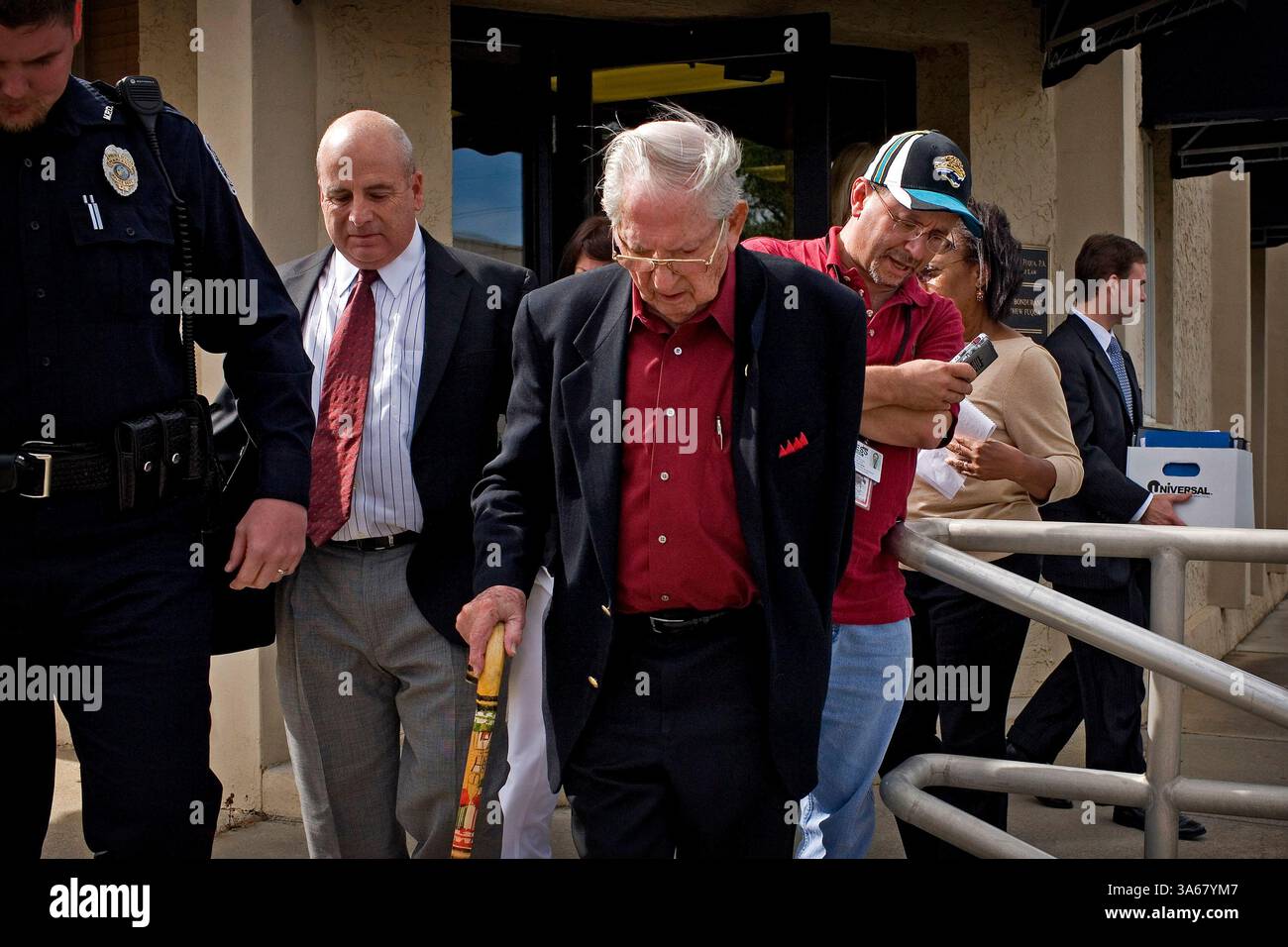 21 maggio 2009 - Tampa, Florida, Stati Uniti - TROY TIDWELL, l'"uomo armato unico" di Marianna lascia una deposizione con FDLE negli uffici del suo avvocato Matthew Fuqua a Marianna. MATTHEW FUQUA è visto a sinistra di Tidwell. Troy Tidwell è accusato da centinaia di uomini di abusarne fisicamente da bambini quando sono stati condannati alla Florida School for Boys da bambini negli anni '1950 e '60 Tidwell ammette di usare un cinturino in pelle spesso 1/2 cm per punire i bambini, ma insiste sul fatto che le punizioni erano entro i limiti del protocollo statale in quel momento. (Immagine di credito: © Edmund D. Fountain/Tampa B Foto Stock