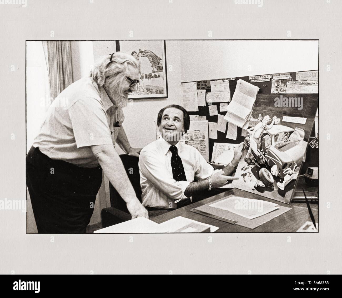 Bill Gaines, l'eccentrico fondatore della rivista Mad e del suo artista principale al Feldstein nell'ufficio di Mad's Madison avenue a Manhattan. Al era chiamata "l'anima di Mad Magazine". Intorno al 1980. Foto Stock