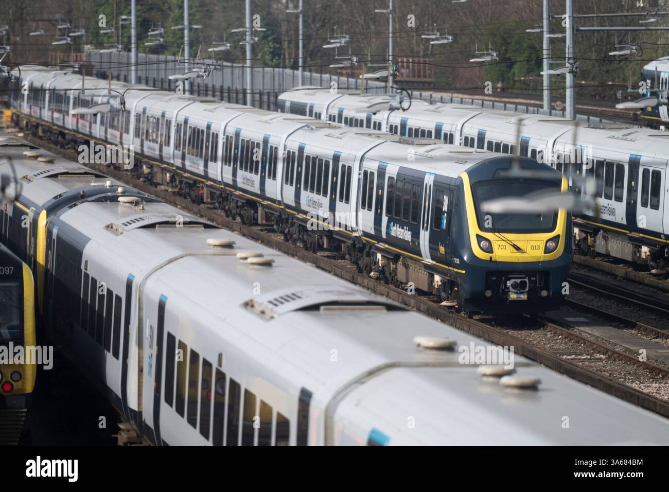 Londra, Regno Unito. 25 marzo 2025. La South Western Railway sarà la prima società ad essere riportata in proprietà pubblica dal governo laburista nel maggio 2025 attraverso il Passenger Railway Services (Public Ownership) Act 2024. A sud-ovest partono numerosi pendolari locali e treni a lunga percorrenza dalla stazione di Waterloo a Londra. Immagine: South West Class 701 Arterio nei binari di stoccaggio a Clapham Junction. Crediti: Malcolm Park/Alamy Live News Foto Stock