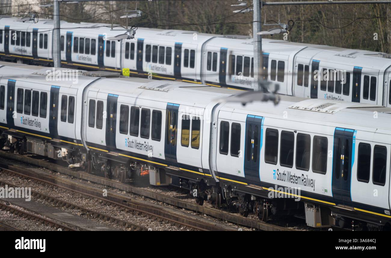 Londra, Regno Unito. 25 marzo 2025. La South Western Railway sarà la prima società ad essere riportata in proprietà pubblica dal governo laburista nel maggio 2025 attraverso il Passenger Railway Services (Public Ownership) Act 2024. A sud-ovest partono numerosi pendolari locali e treni a lunga percorrenza dalla stazione di Waterloo a Londra. Immagine: South West Class 701 Arterio nei binari di stoccaggio a Clapham Junction. Crediti: Malcolm Park/Alamy Live News Foto Stock