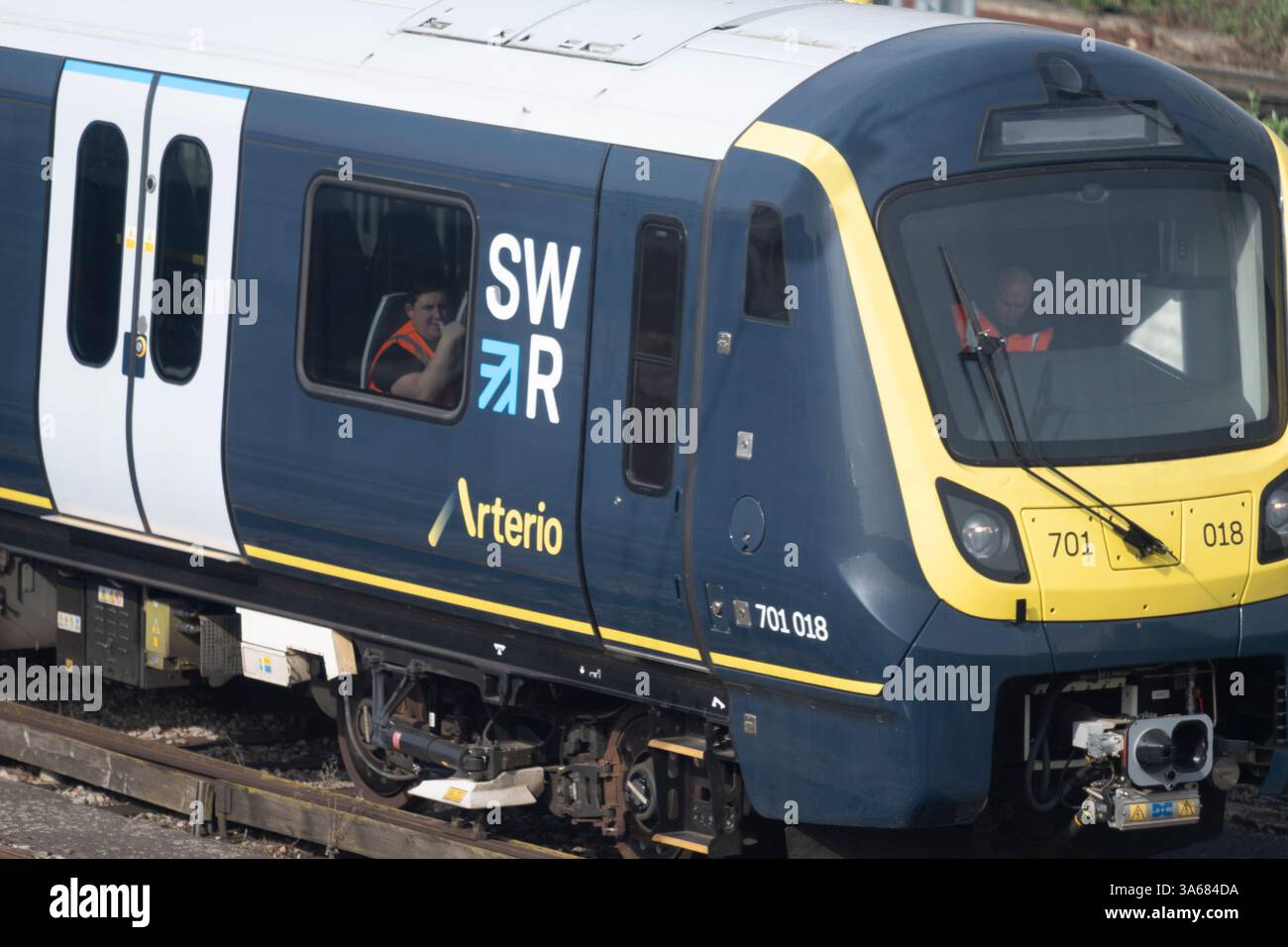 Londra, Regno Unito. 25 marzo 2025. La South Western Railway sarà la prima società ad essere riportata in proprietà pubblica dal governo laburista nel maggio 2025 attraverso il Passenger Railway Services (Public Ownership) Act 2024. A sud-ovest partono numerosi pendolari locali e treni a lunga percorrenza dalla stazione di Waterloo a Londra. Immagine: South West Class 701 Arterio nei binari di stoccaggio a Clapham Junction. Crediti: Malcolm Park/Alamy Live News Foto Stock