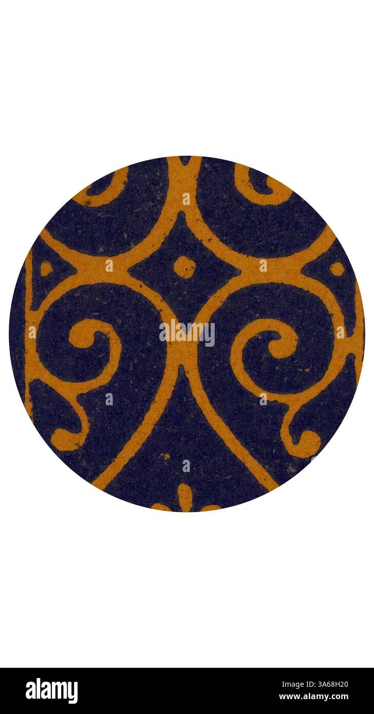 Un design complesso con motivi vorticosi e forme geometriche in tonalità ricche che creano un contrasto visivo sorprendente. Arte classica con un tocco moderno reinventata da Artotop, trasformata in ornamento Pompeiano Foto Stock