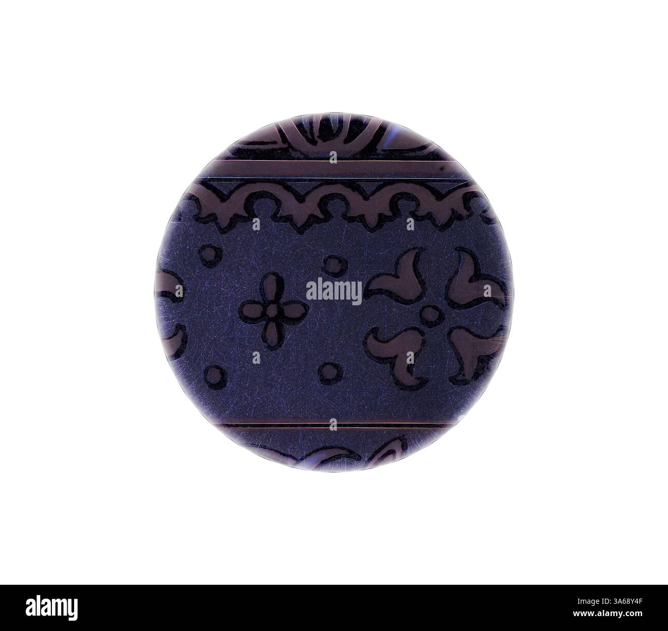 Un oggetto decorativo rotondo caratterizzato da intricati motivi geometrici ed eleganti motivi floreali, che sfoggiano una finitura lucida. Arte classica con un tocco moderno reinventata da Artotop, trasformata in ornamento rinascimentale Foto Stock