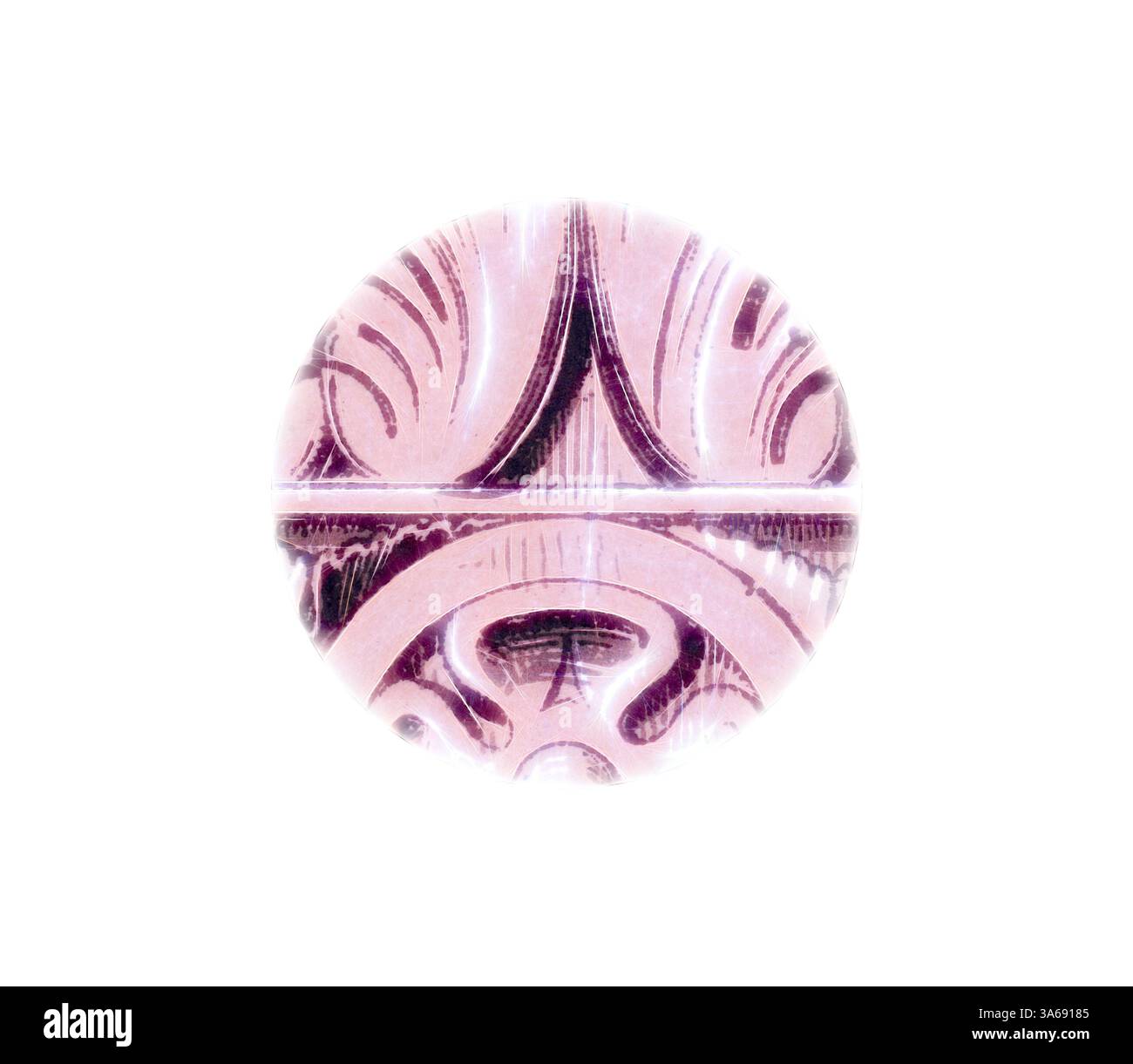 Un oggetto decorativo circolare caratterizzato da motivi intricati, motivi vorticosi e linee eleganti in una tonalità morbida e silenziosa. Arte classica con un tocco moderno reinventata da Artotop, trasformata in ornamento rinascimentale Foto Stock