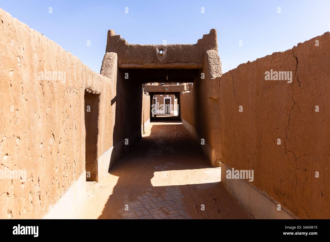 Ushaiger, Ar Riyadh in Arabia Saudita. Un villaggio tradizionale restaurato fatto di mattoni di argilla. Ushaiger è uno dei villaggi del patrimonio nel Regno di SA Foto Stock