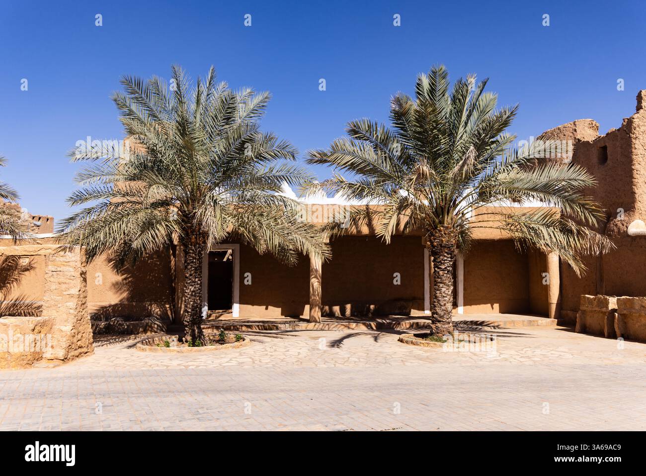 Ushaiger, Ar Riyadh in Arabia Saudita. Un villaggio tradizionale restaurato fatto di mattoni di argilla. Ushaiger è uno dei villaggi del patrimonio nel Regno di SA Foto Stock